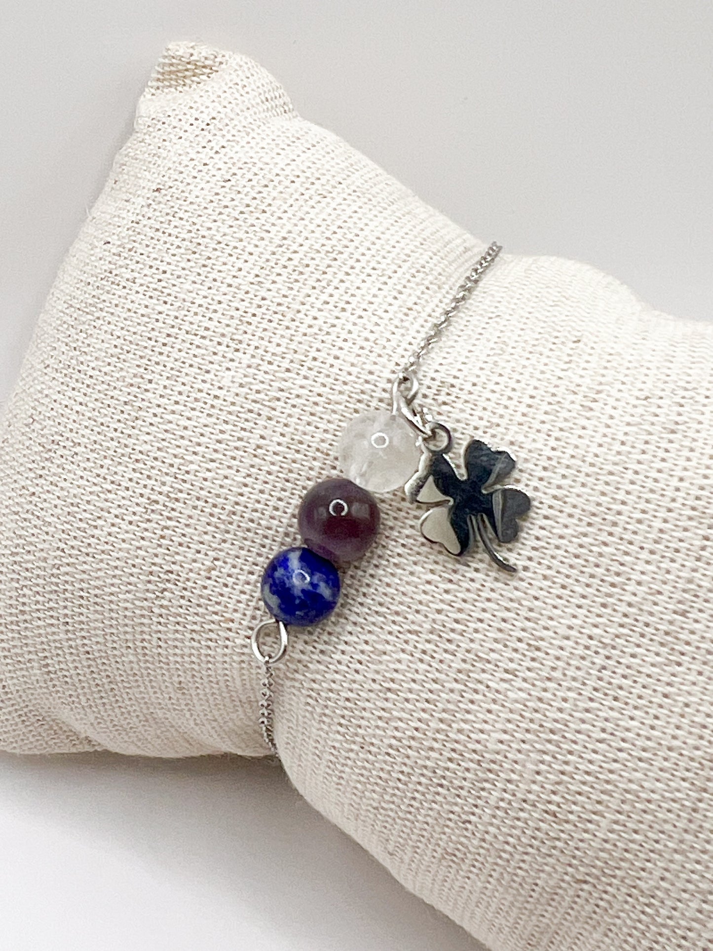 💆♀️💖 Bracelet Apaisant & Porte-Bonheur – Trèfle et Pierres Naturelles pour un Esprit Léger