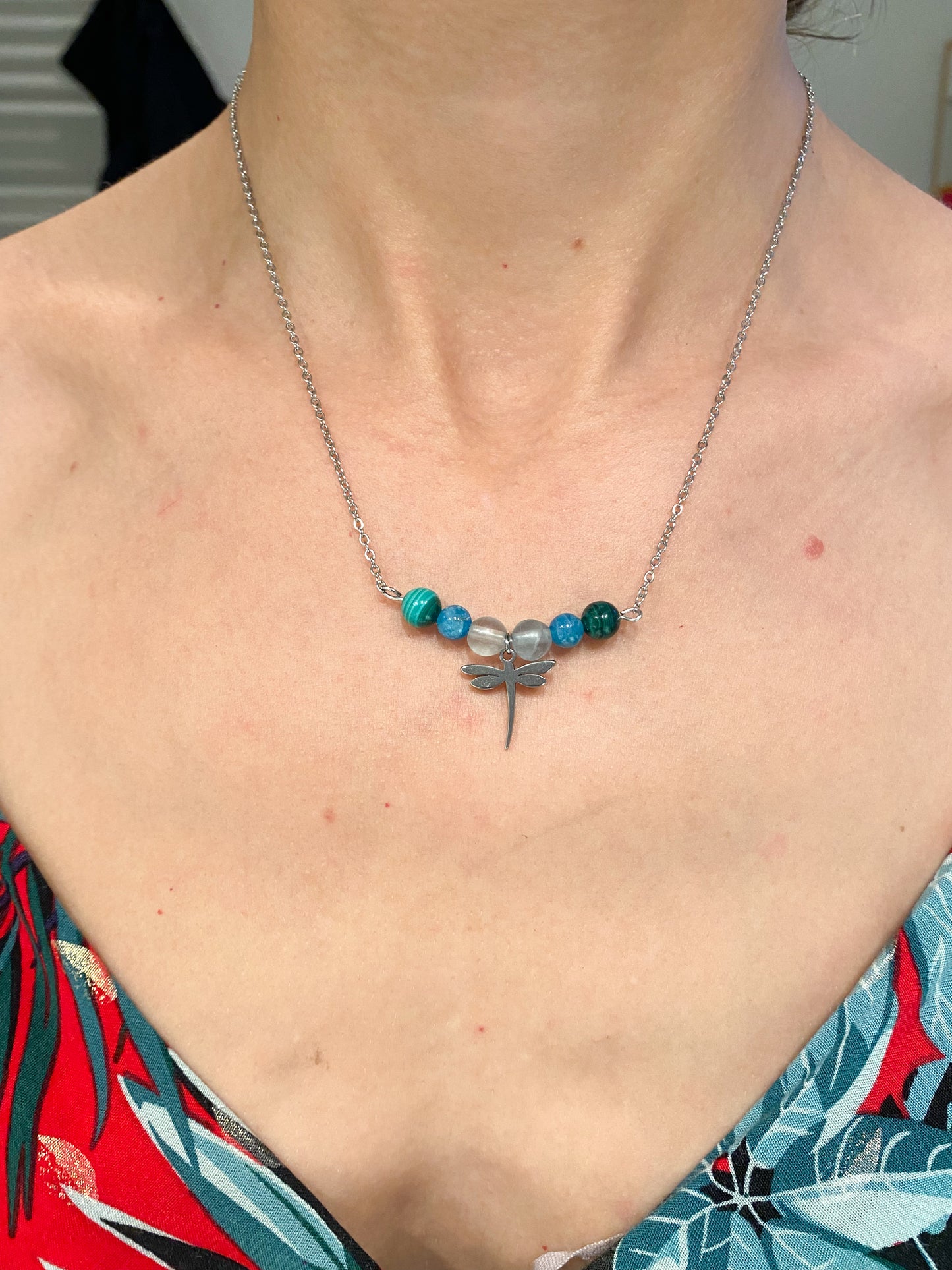 Collier Anti-Arthrose en Apatite, Malachite et Fluorite avec Pendentif Libellule en Acier Inoxydable - Soulagez vos Douleurs Articulaires avec Élégance