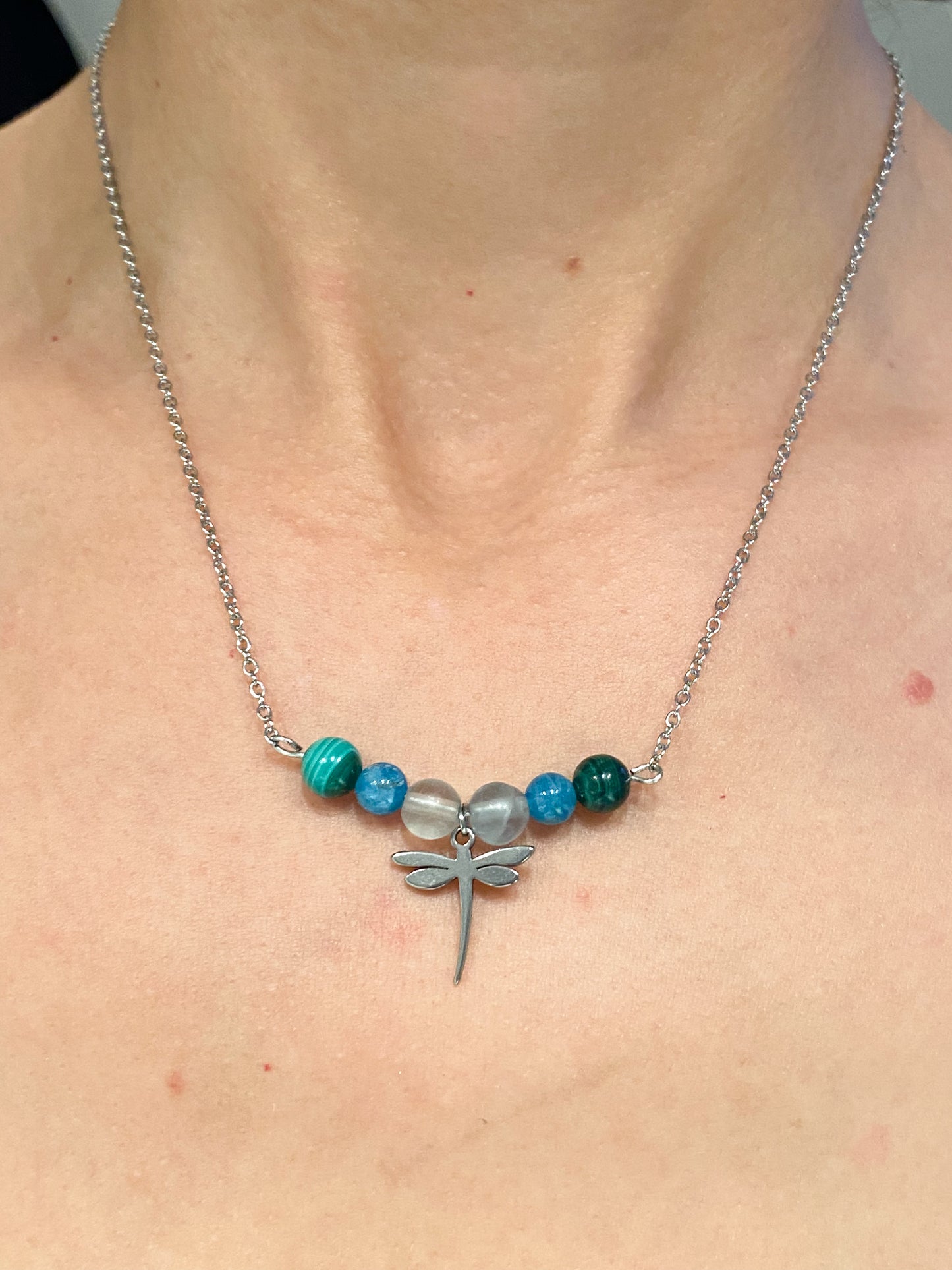 Collier Anti-Arthrose en Apatite, Malachite et Fluorite avec Pendentif Libellule en Acier Inoxydable - Soulagez vos Douleurs Articulaires avec Élégance