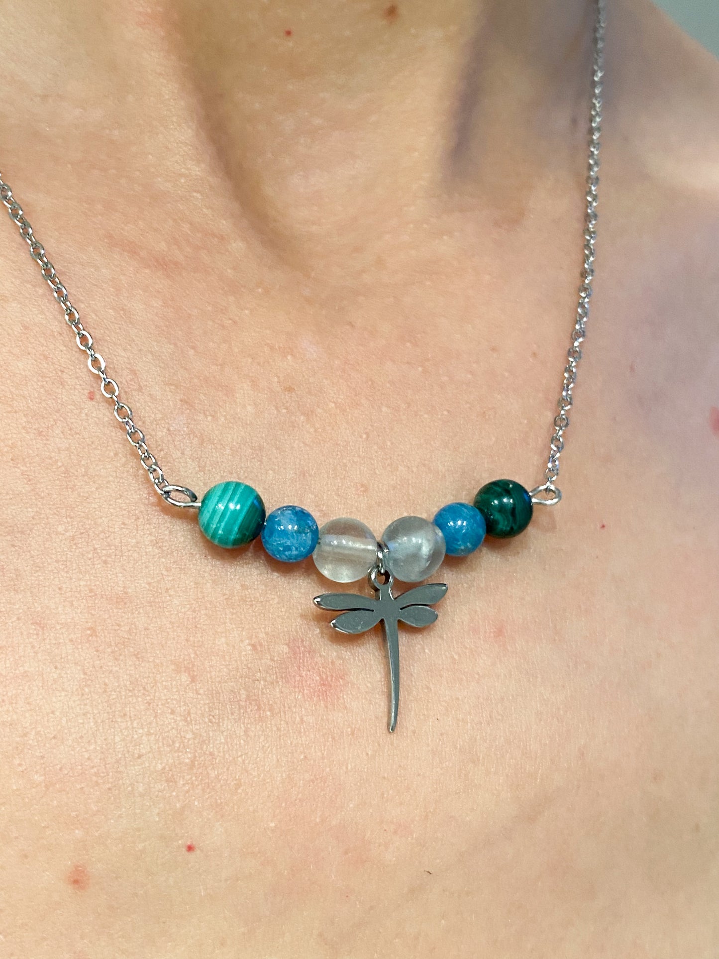 Collier Anti-Arthrose en Apatite, Malachite et Fluorite avec Pendentif Libellule en Acier Inoxydable - Soulagez vos Douleurs Articulaires avec Élégance