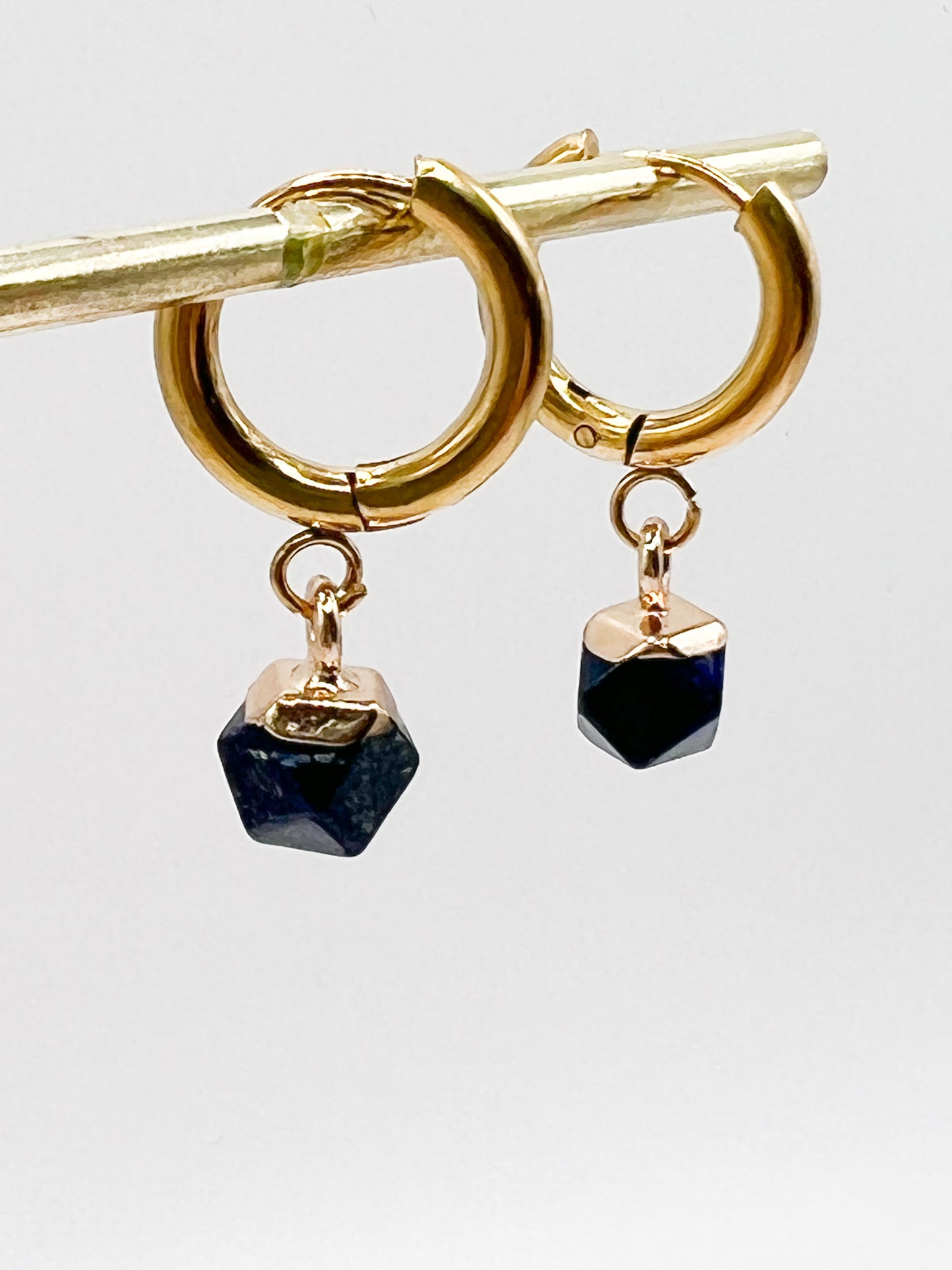 Mini Créoles Lapis Lazuli en Acier Inoxydable Doré – Élégance & Énergie