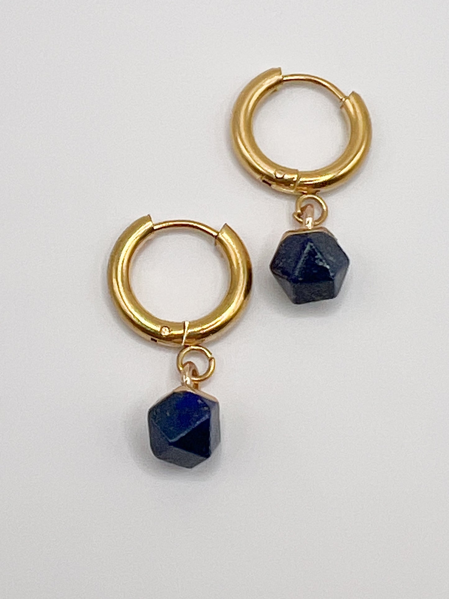 Mini Créoles Lapis Lazuli en Acier Inoxydable Doré – Élégance & Énergie