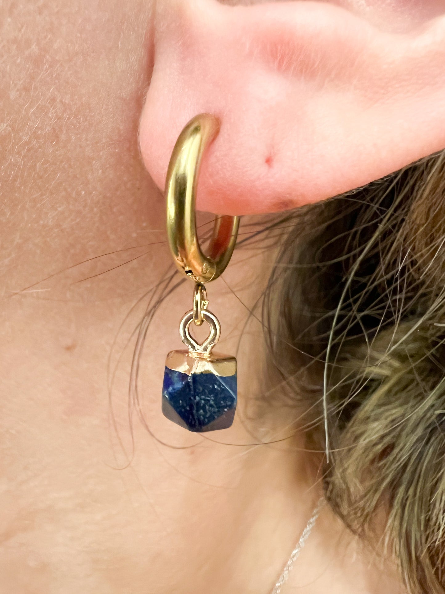 Mini Créoles Lapis Lazuli en Acier Inoxydable Doré – Élégance & Énergie
