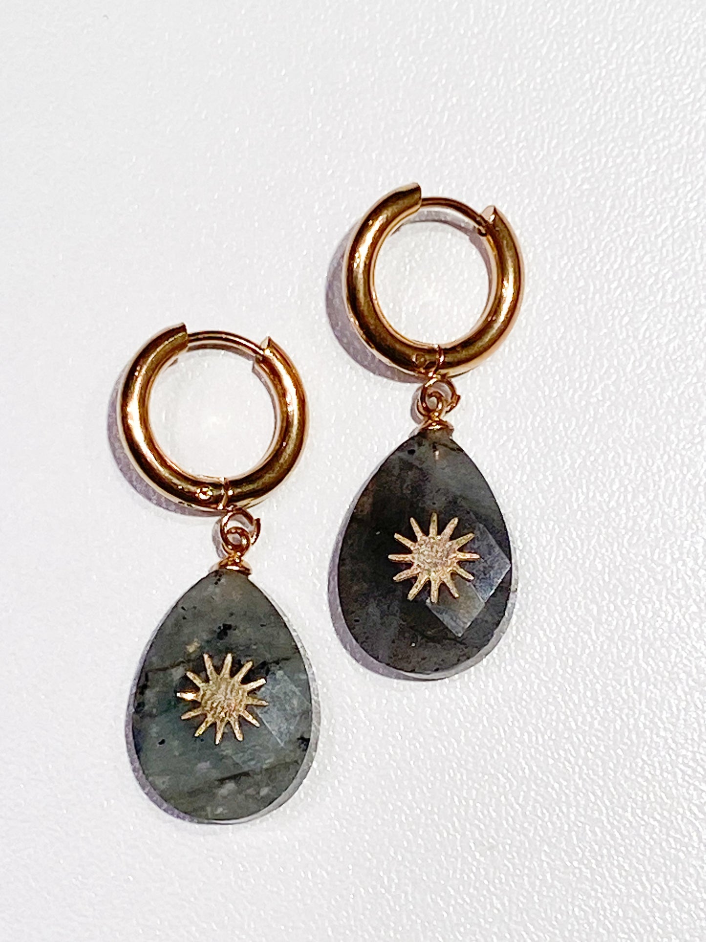 Boucles d'Oreilles en Acier Inoxydable: Éclat Naturel de la Labradorite avec une Touche d'Étoile