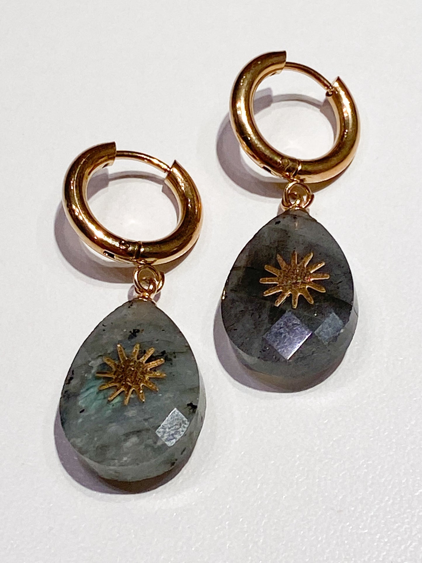 Boucles d'Oreilles en Acier Inoxydable: Éclat Naturel de la Labradorite avec une Touche d'Étoile