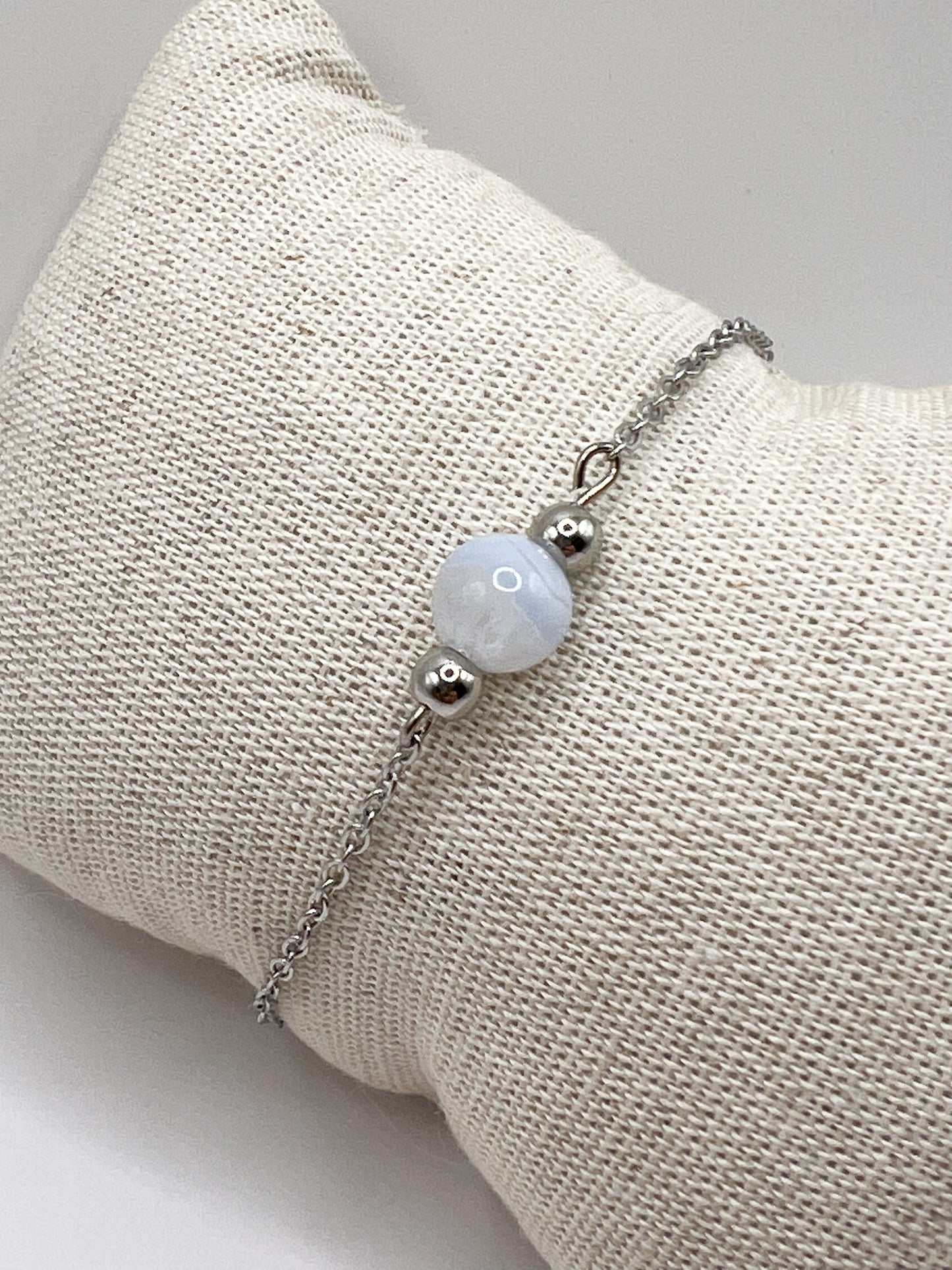 Bracelet calcédoine bleue et acier argenté – Douceur et sérénité au poignet