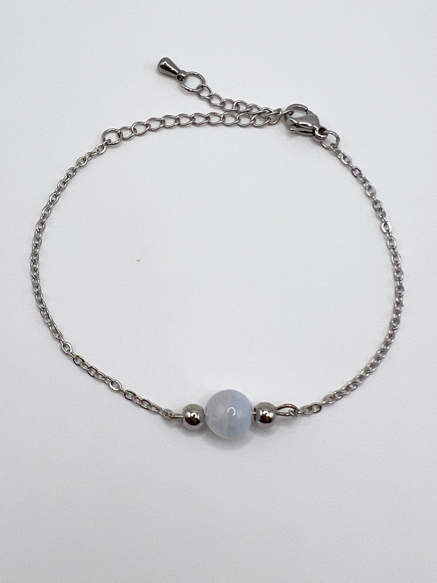 Bracelet calcédoine bleue et acier argenté – Douceur et sérénité au poignet