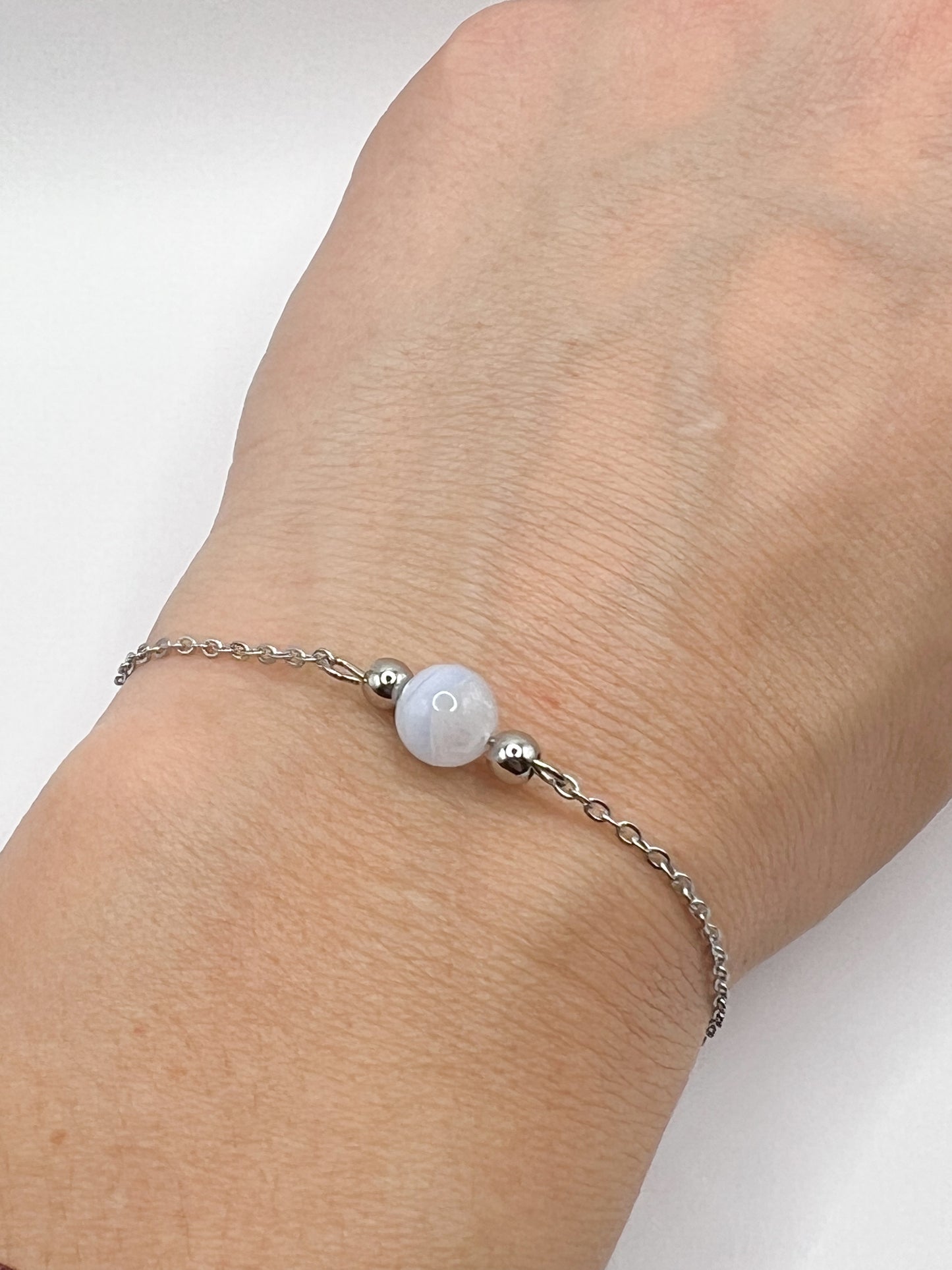 Bracelet calcédoine bleue et acier argenté – Douceur et sérénité au poignet
