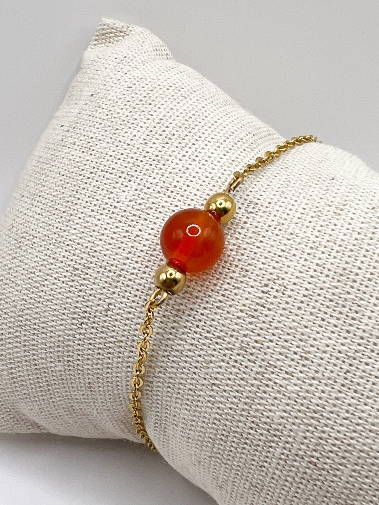 Bracelet cornaline et acier doré – Élégance solaire et énergie positive