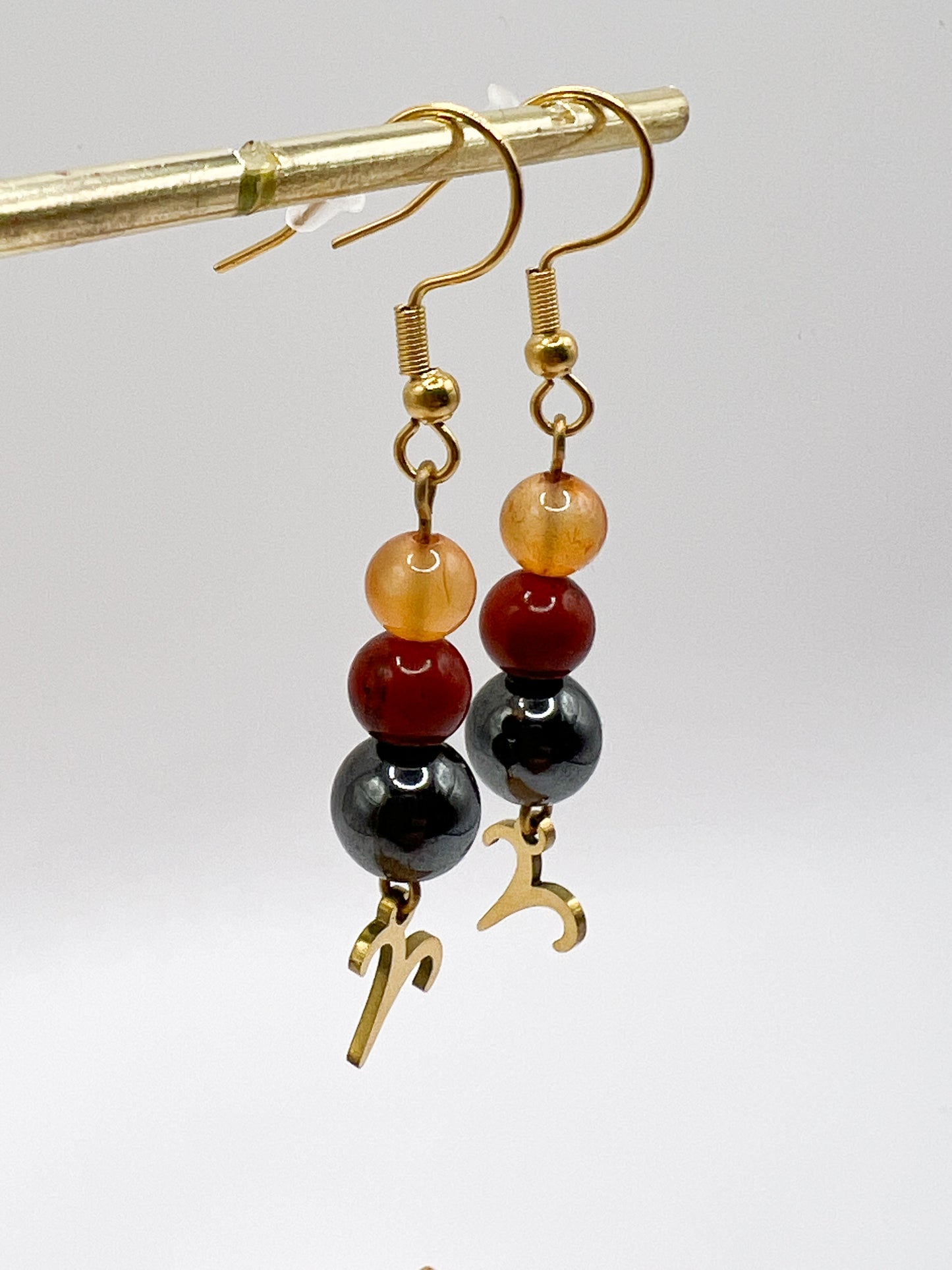 Boucles d’oreilles Bélier en acier doré et pierre naturelle – Élégance zodiacale et énergie brute