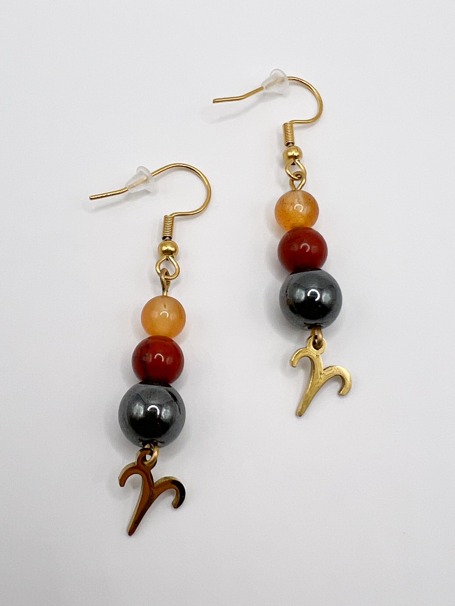 Boucles d’oreilles Bélier en acier doré et pierre naturelle – Élégance zodiacale et énergie brute