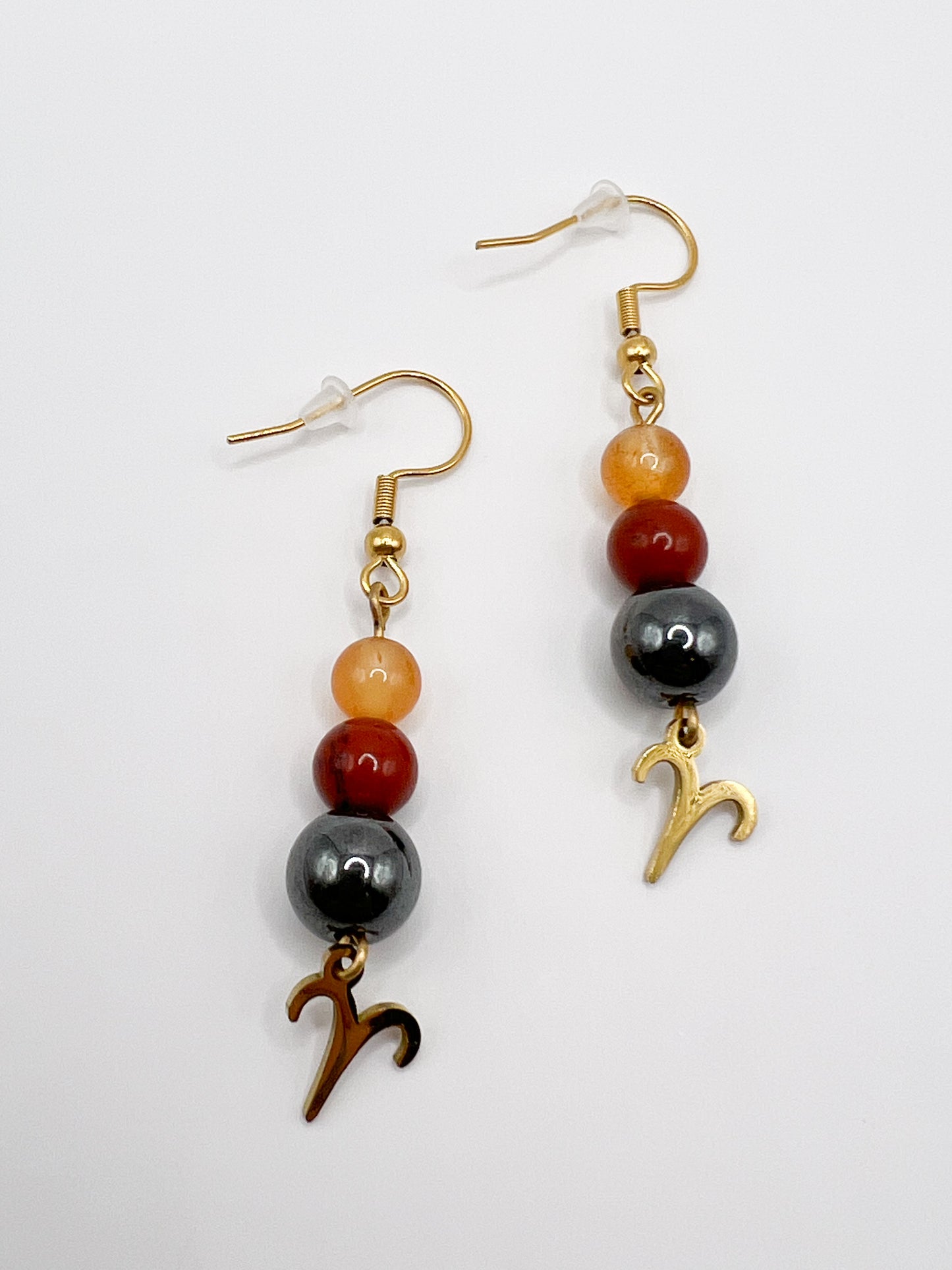 Boucles d’oreilles Bélier en acier doré et pierre naturelle – Élégance zodiacale et énergie brute