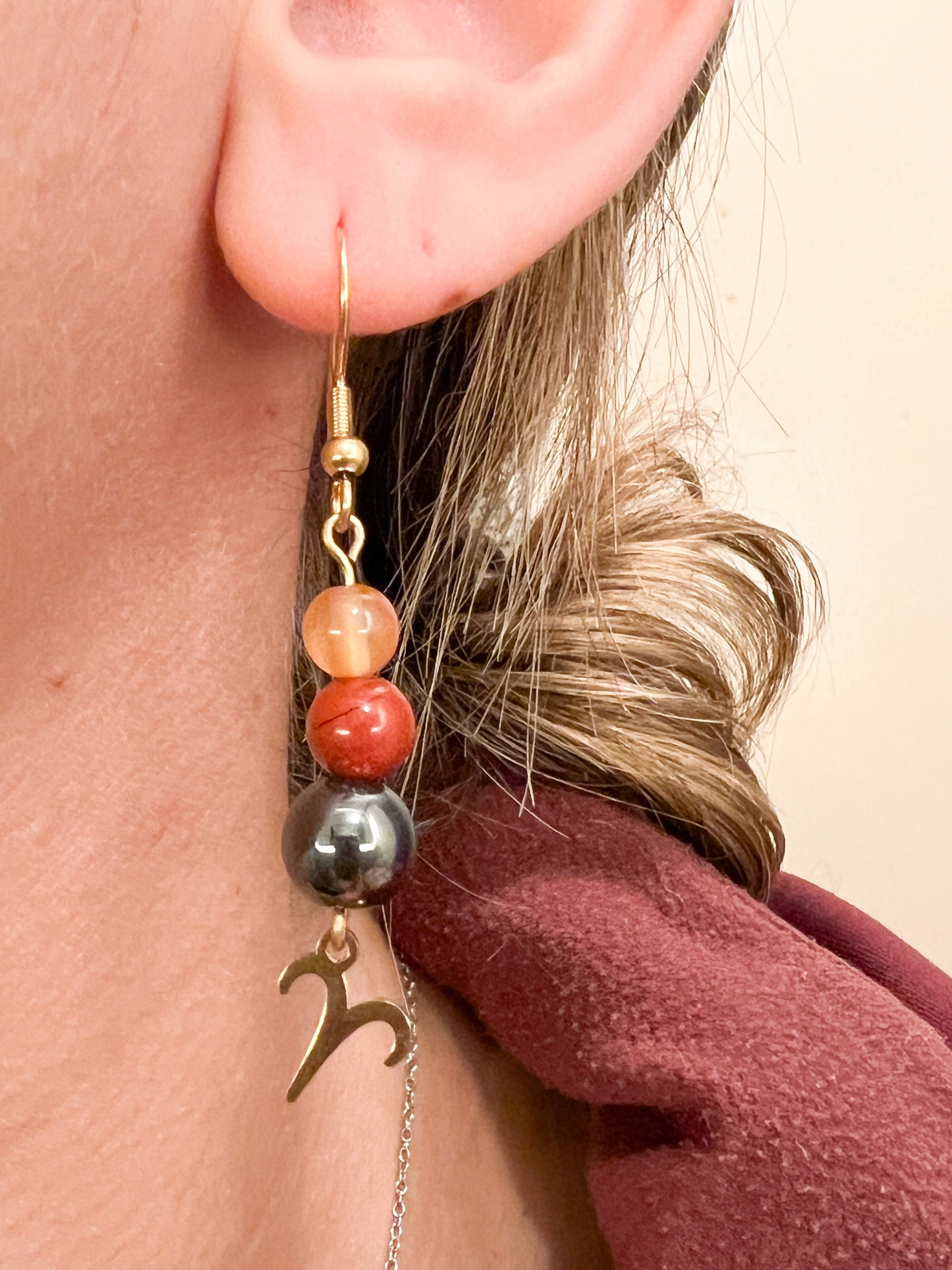 Boucles d’oreilles Bélier en acier doré et pierre naturelle – Élégance zodiacale et énergie brute