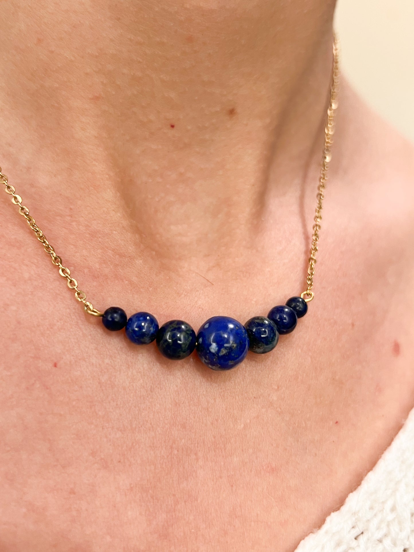Collier lapis lazuli et acier doré – Élégance solaire et pierre d’intuition
