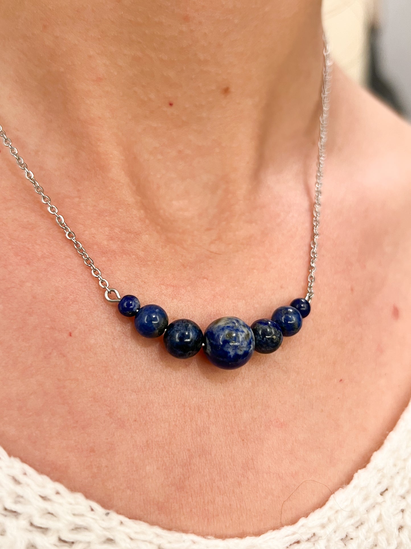 Collier lapis lazuli et acier argenté – Élégance minérale et force intérieure