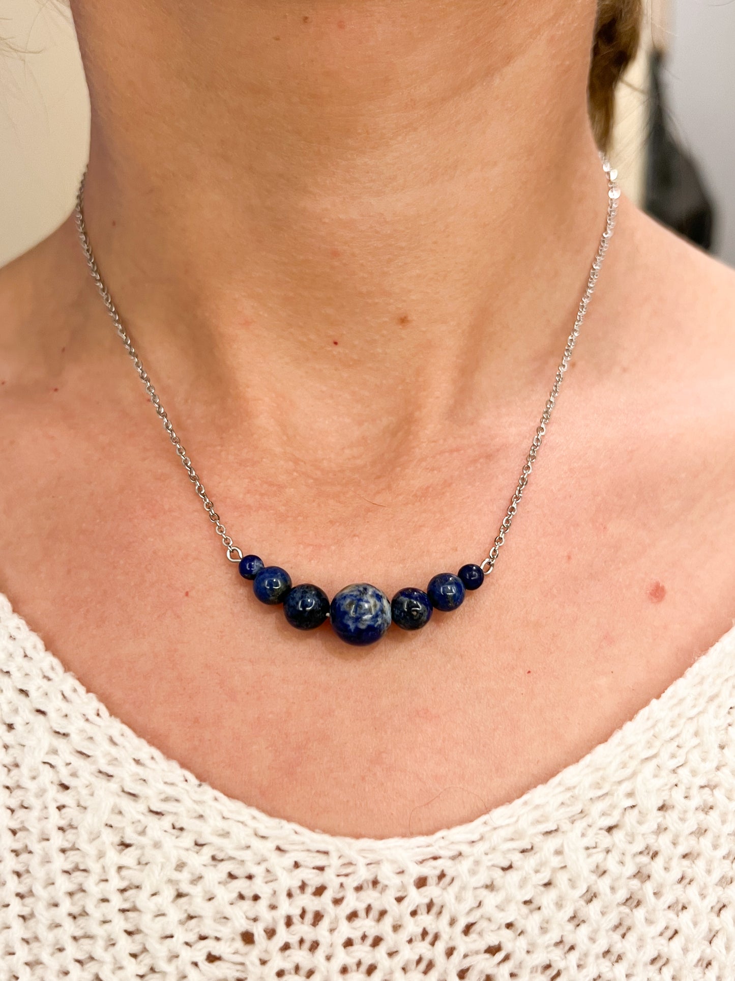 Collier lapis lazuli et acier argenté – Élégance minérale et force intérieure