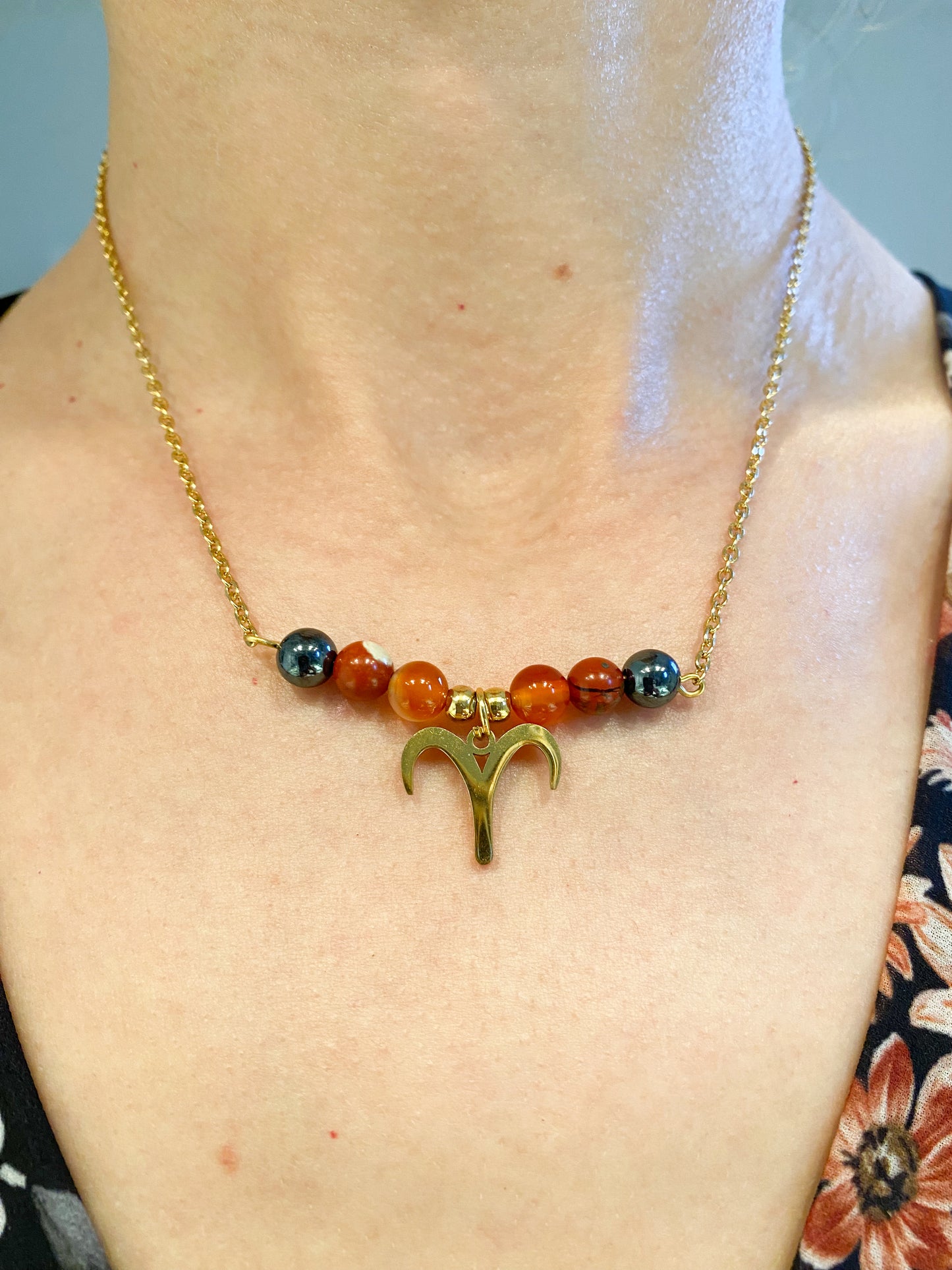 Collier Bélier en Acier Inoxydable Doré: Équilibrez votre énergie avec Cornaline, Jaspe Rouge et Hématite!