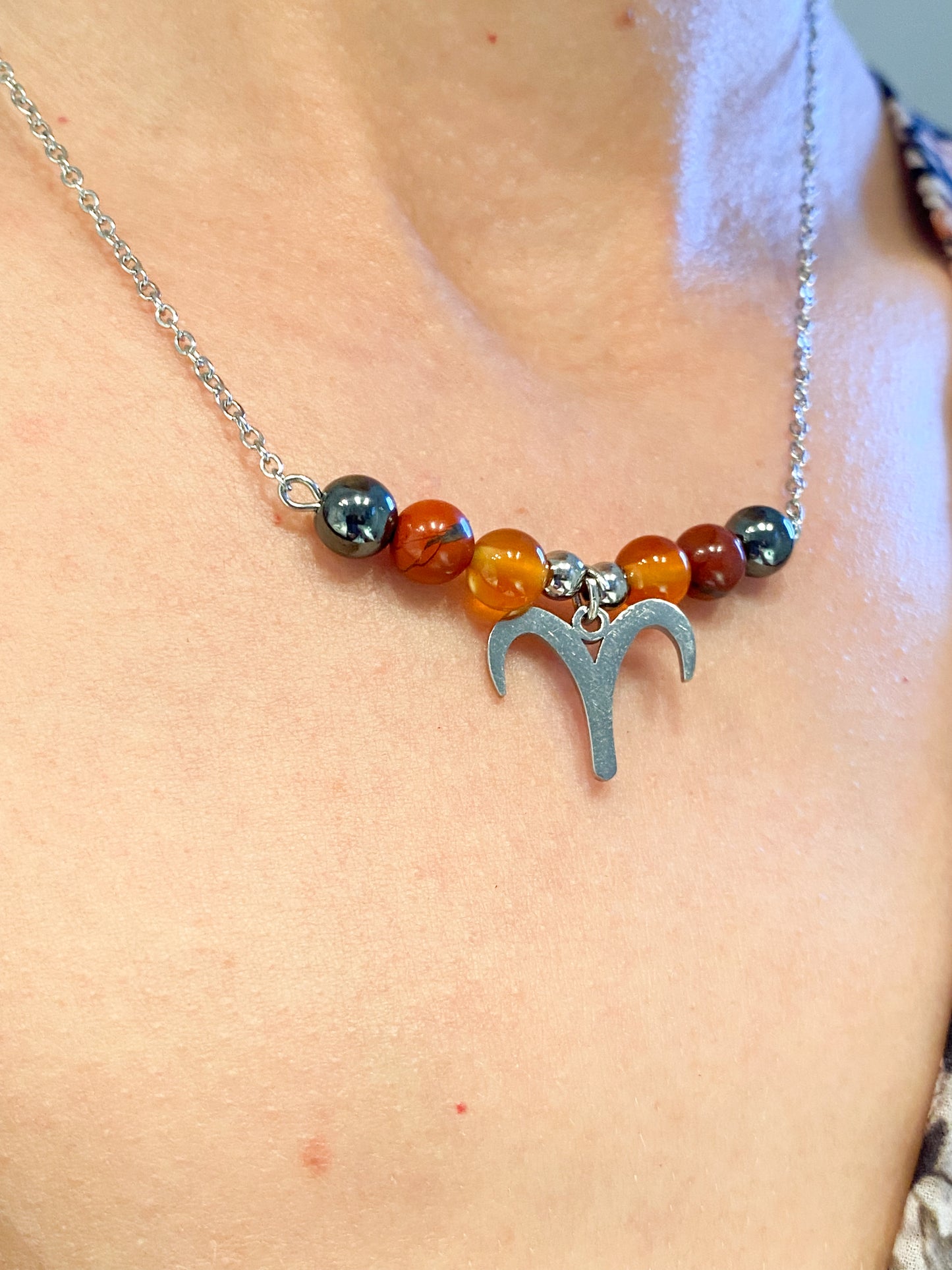 Collier Bélier argenté: Renforcez votre confiance avec Cornaline, Jaspe Rouge et Hématite en acier inoxydable