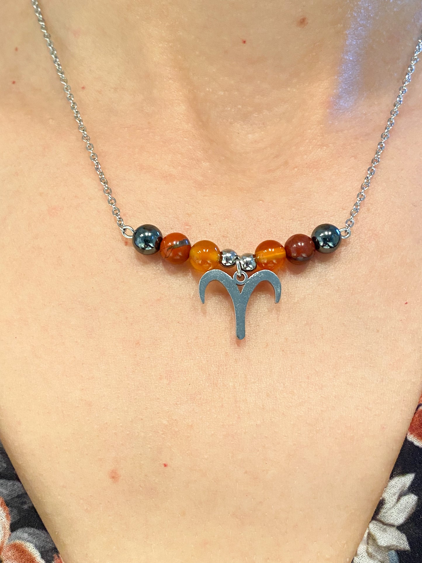 Collier Bélier argenté: Renforcez votre confiance avec Cornaline, Jaspe Rouge et Hématite en acier inoxydable