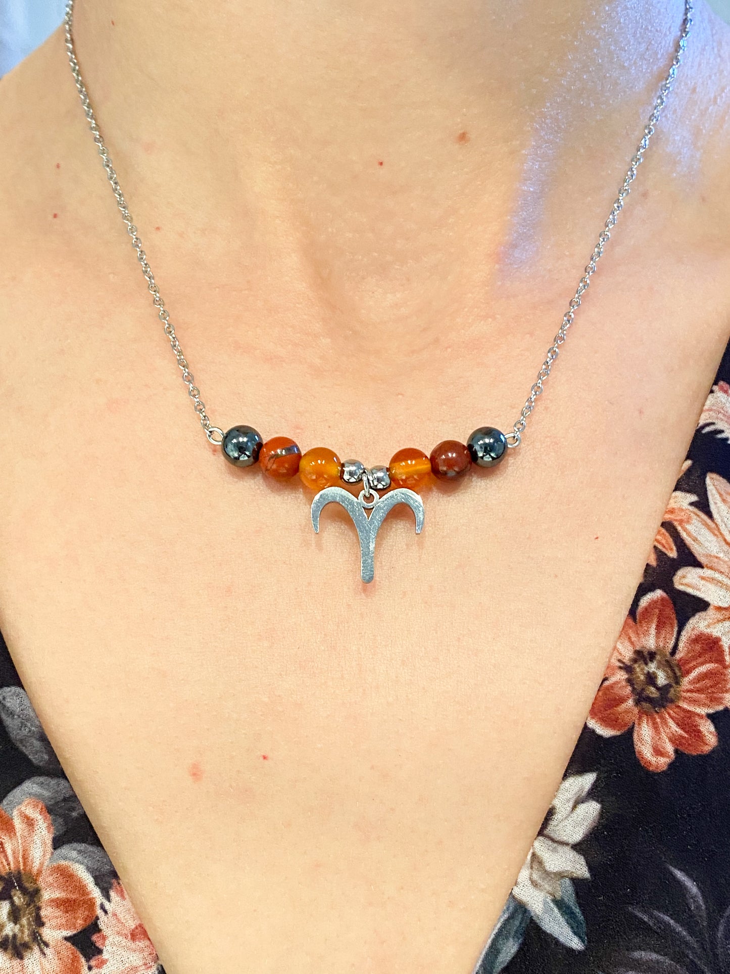 Collier Bélier argenté: Renforcez votre confiance avec Cornaline, Jaspe Rouge et Hématite en acier inoxydable