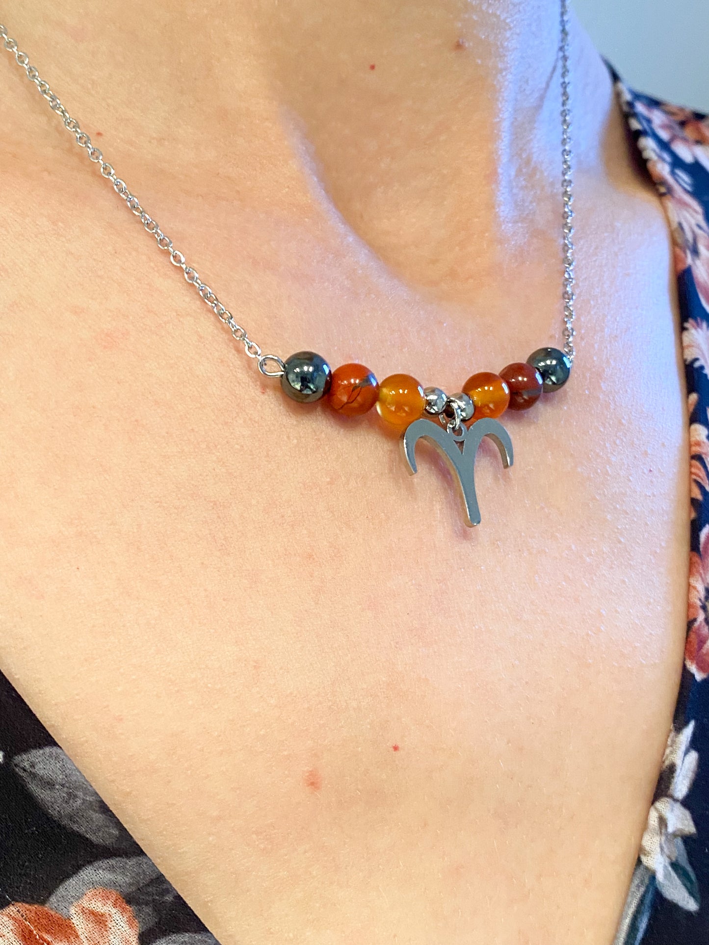 Collier Bélier argenté: Renforcez votre confiance avec Cornaline, Jaspe Rouge et Hématite en acier inoxydable