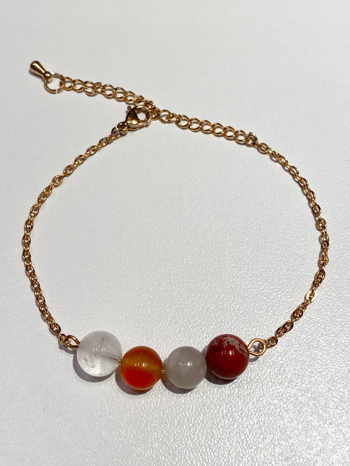 Équilibrez Votre Fertilité avec notre Bracelet en Acier Inoxydable Doré en Pierre de Lune, jaspe rouge, Cornaline et Cristal de roche