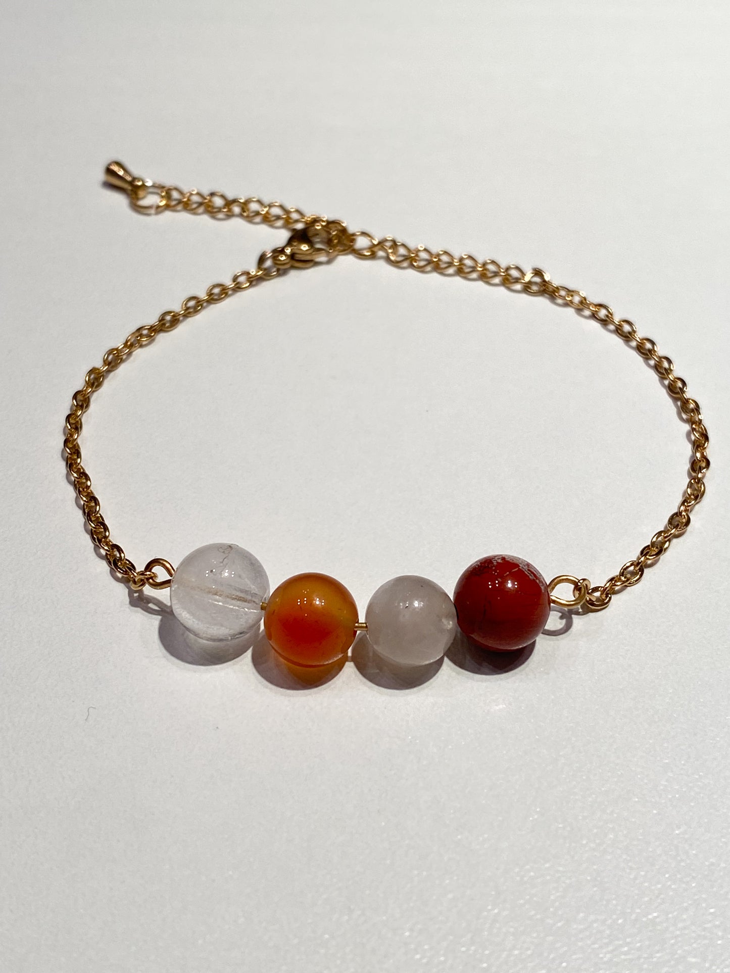 Équilibrez Votre Fertilité avec notre Bracelet en Acier Inoxydable Doré en Pierre de Lune, jaspe rouge, Cornaline et Cristal de roche