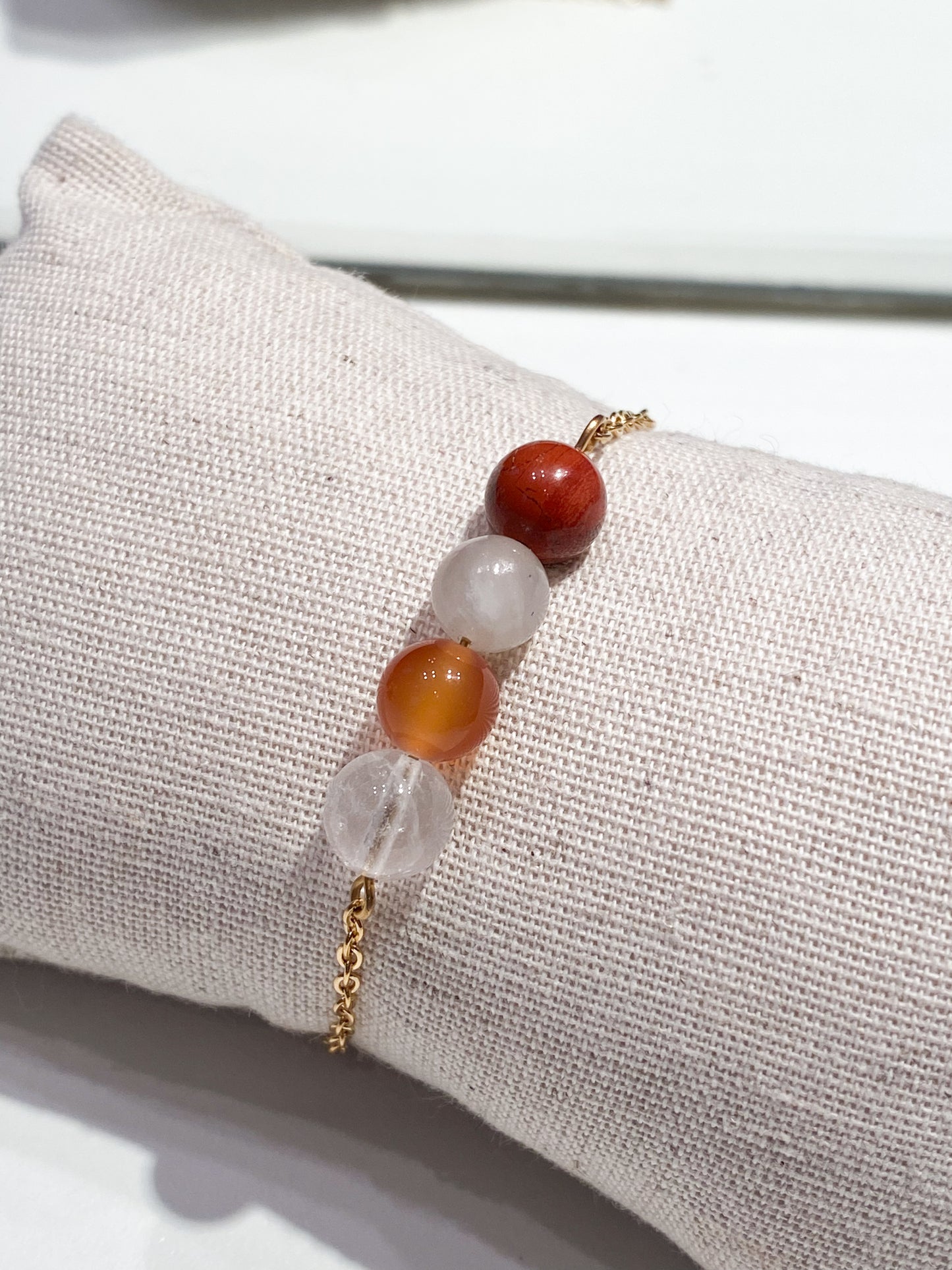 Équilibrez Votre Fertilité avec notre Bracelet en Acier Inoxydable Doré en Pierre de Lune, jaspe rouge, Cornaline et Cristal de roche