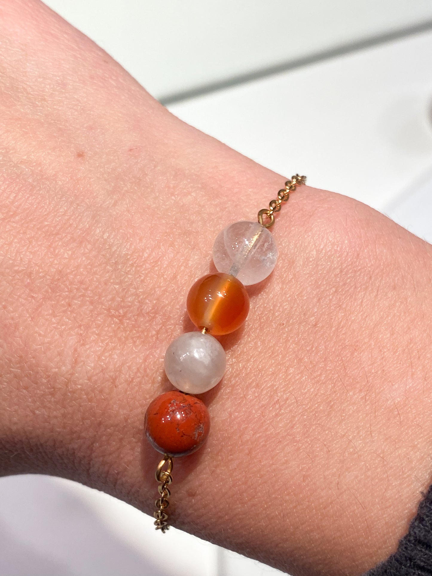 Équilibrez Votre Fertilité avec notre Bracelet en Acier Inoxydable Doré en Pierre de Lune, jaspe rouge, Cornaline et Cristal de roche