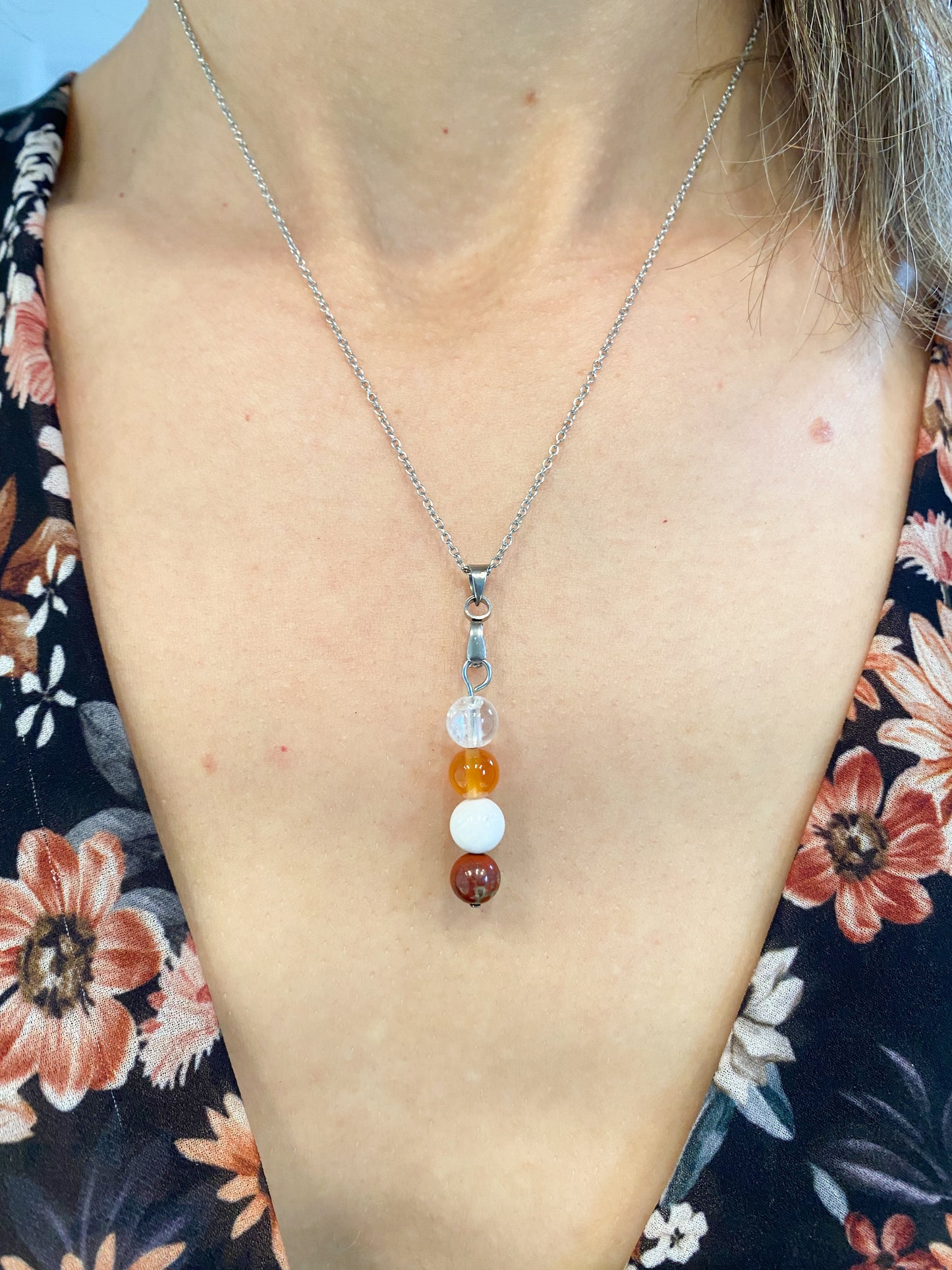 Collier Énergie Féminine – Pierre de Lune, Cornaline, Jaspe Rouge & Cristal de Roche