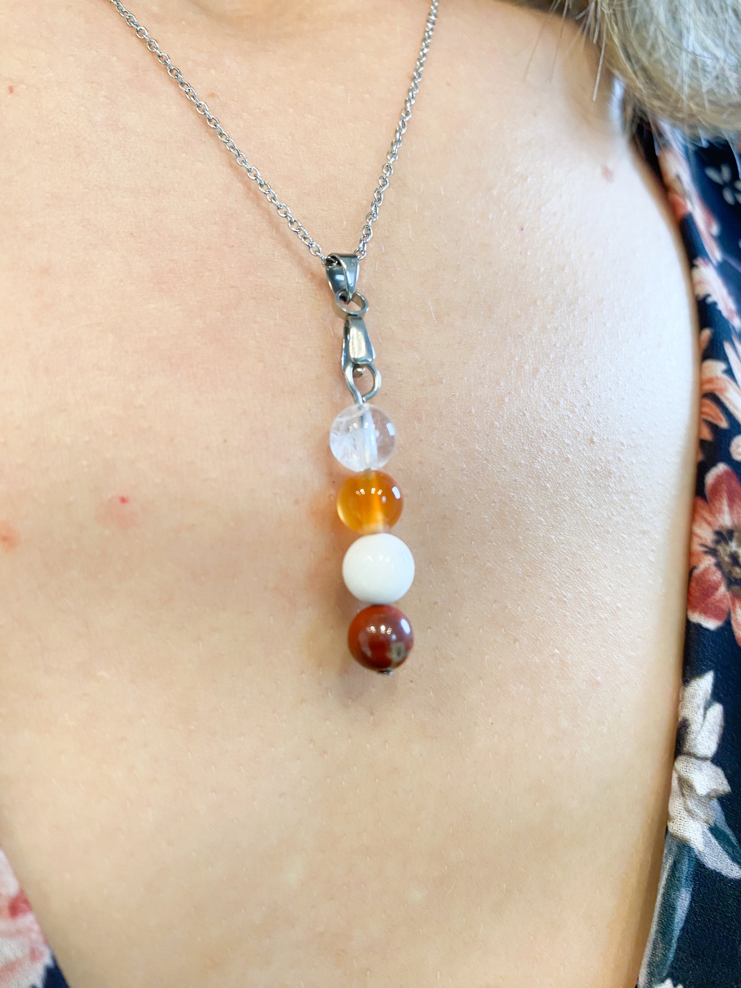 Collier Énergie Féminine – Pierre de Lune, Cornaline, Jaspe Rouge & Cristal de Roche