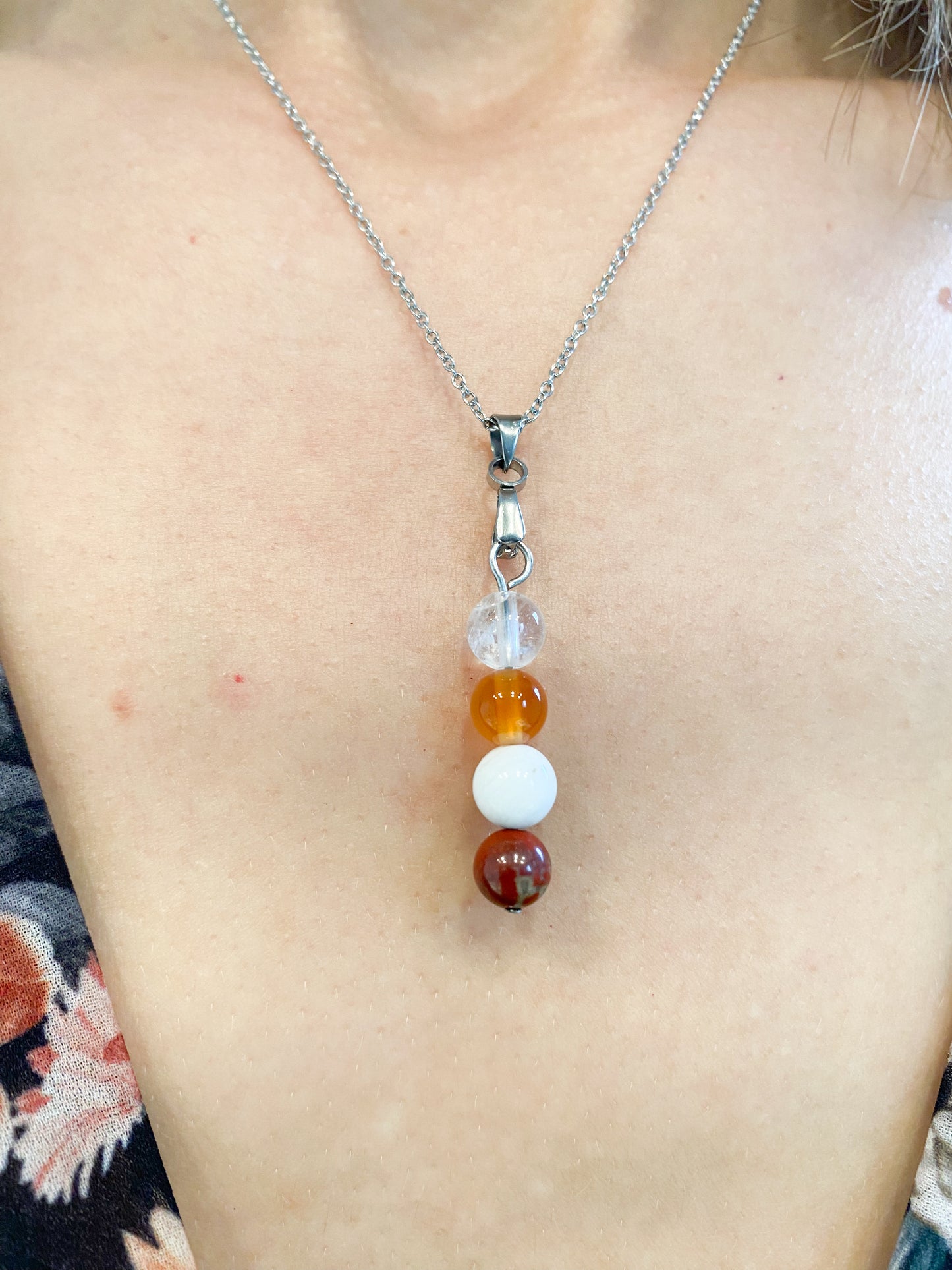 Collier Énergie Féminine – Pierre de Lune, Cornaline, Jaspe Rouge & Cristal de Roche