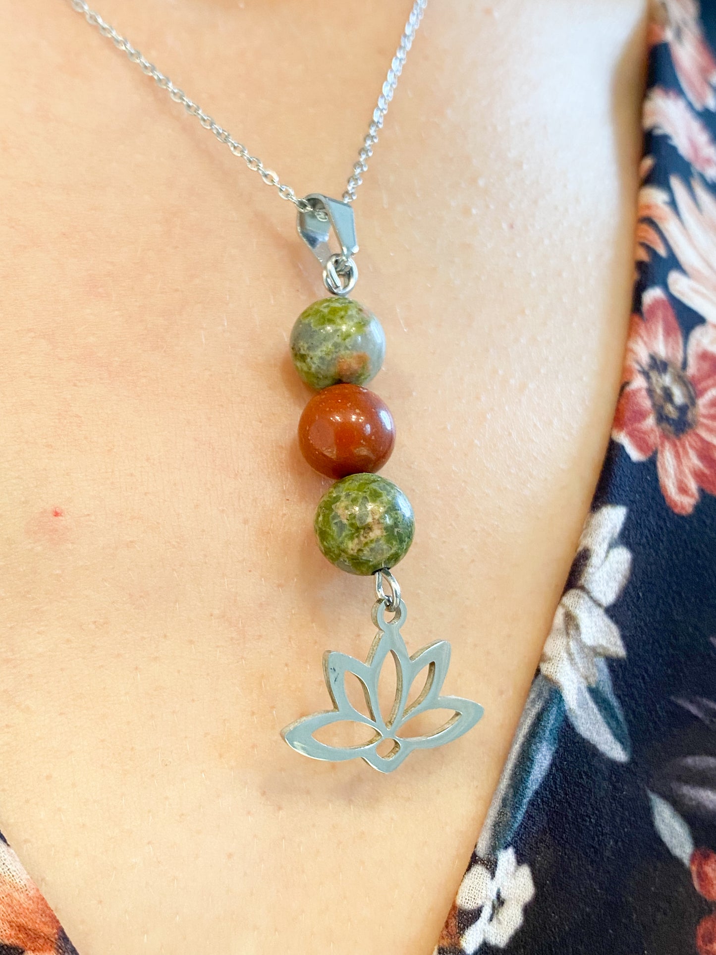 Collier en Acier Inoxydable : Élégance Naturelle avec Jaspe Rouge, Unakit et Lotus