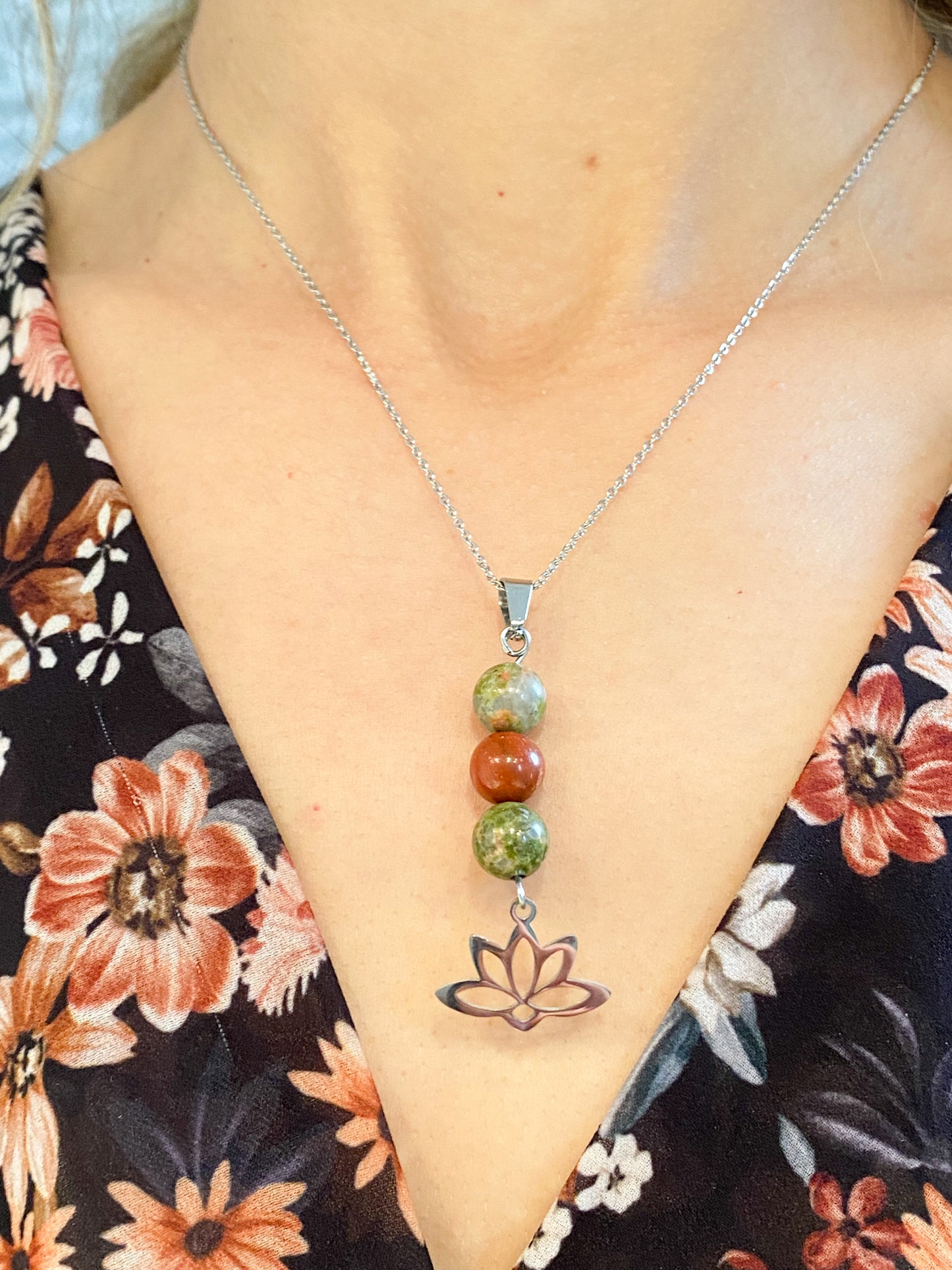Collier en Acier Inoxydable : Élégance Naturelle avec Jaspe Rouge, Unakit et Lotus