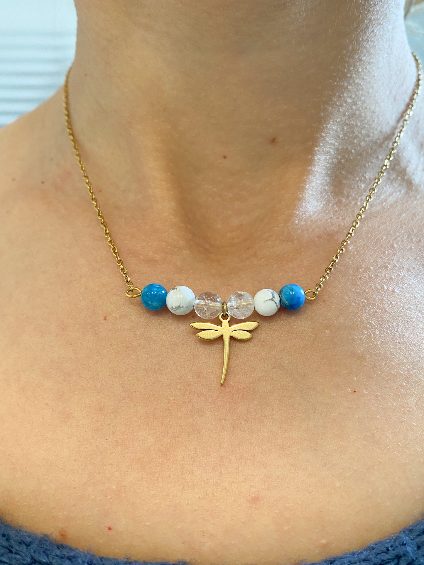"Collier Minceur Apatite , Howlite Cristal de Roche : Élégance Naturelle pour un Bien-Être Assuré"