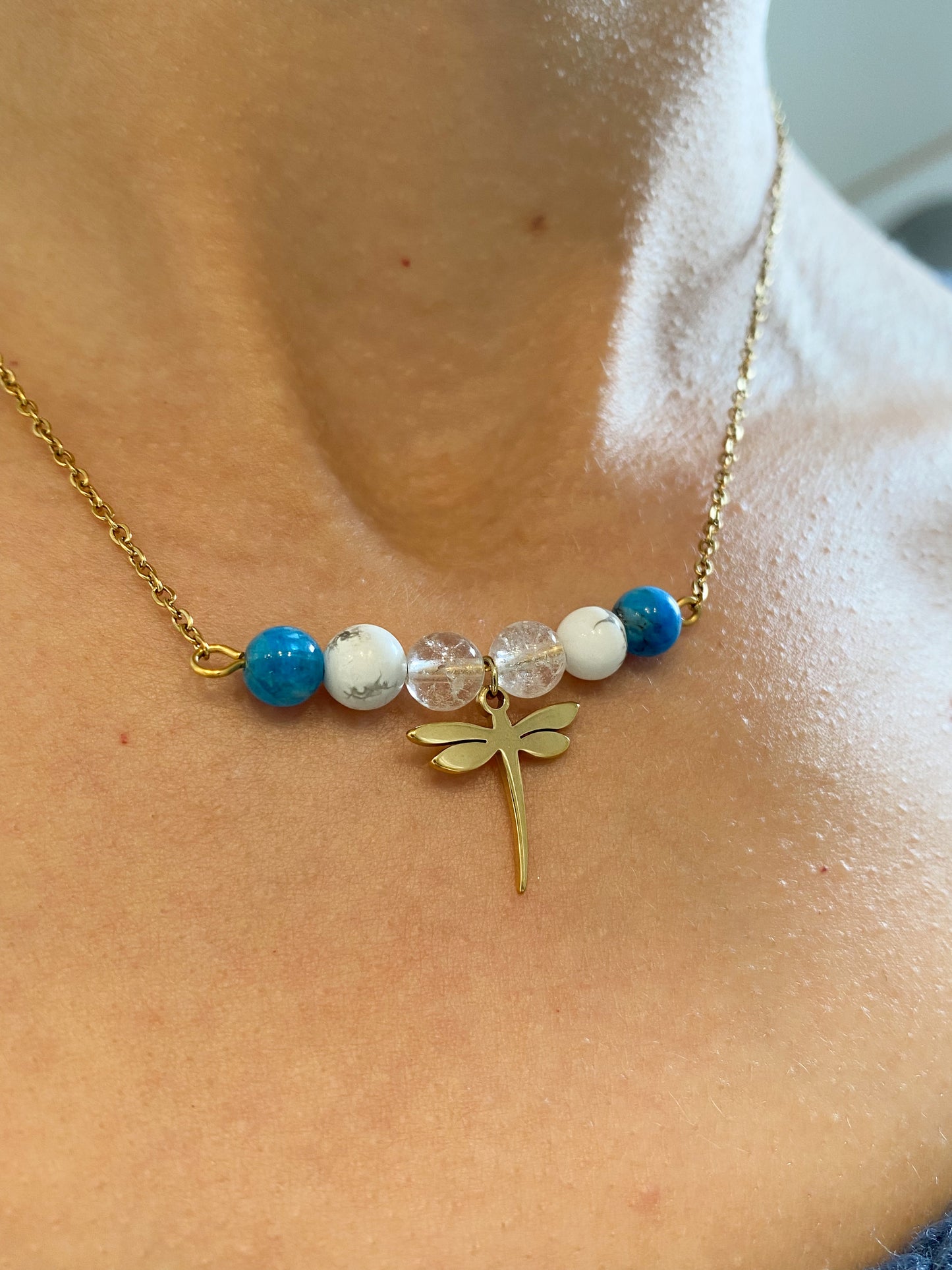 "Collier Minceur Apatite , Howlite Cristal de Roche : Élégance Naturelle pour un Bien-Être Assuré"