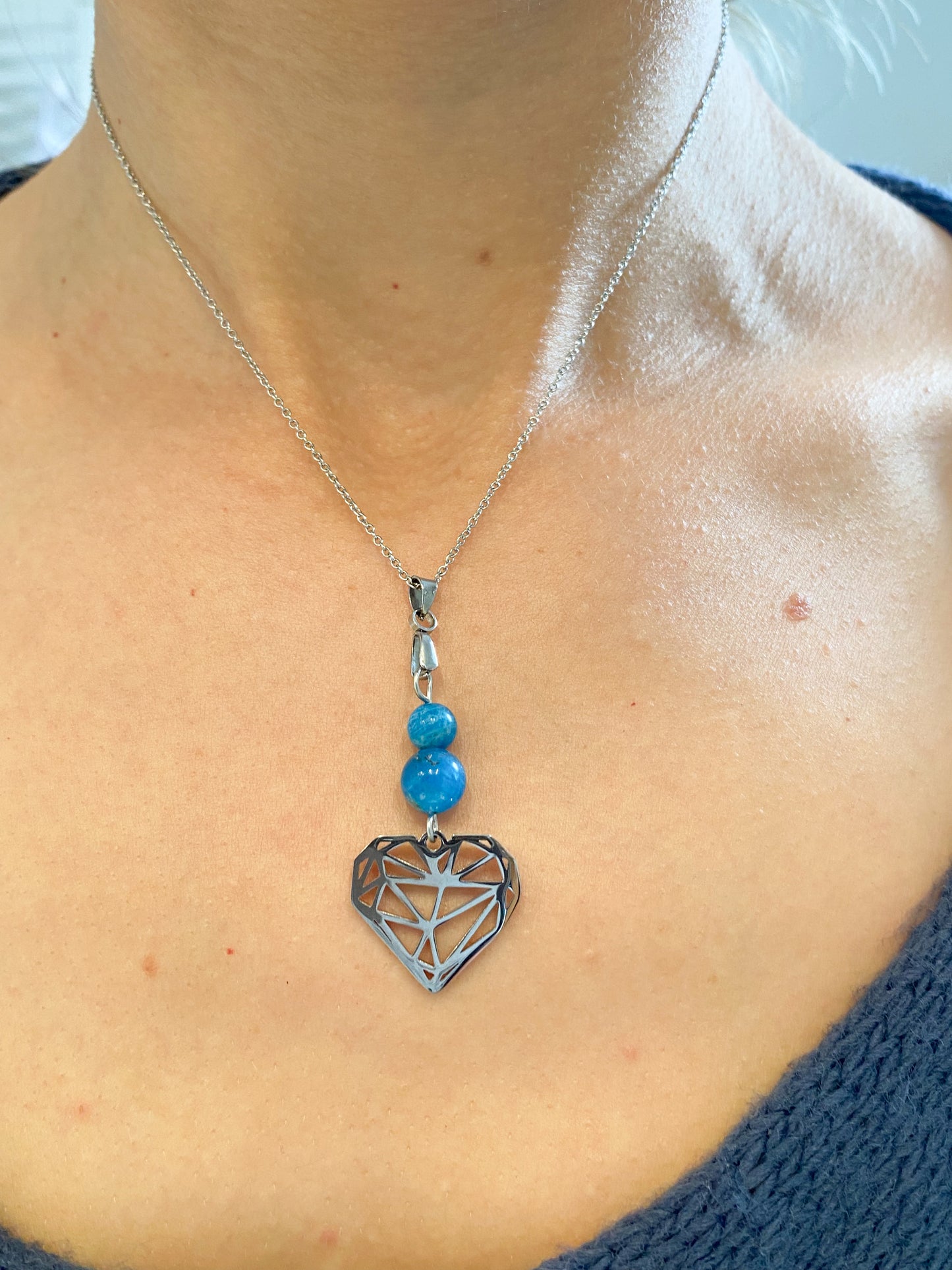 Collier en Apatite avec Pendentif Cœur : Équilibre Émotionnel et Tendresse