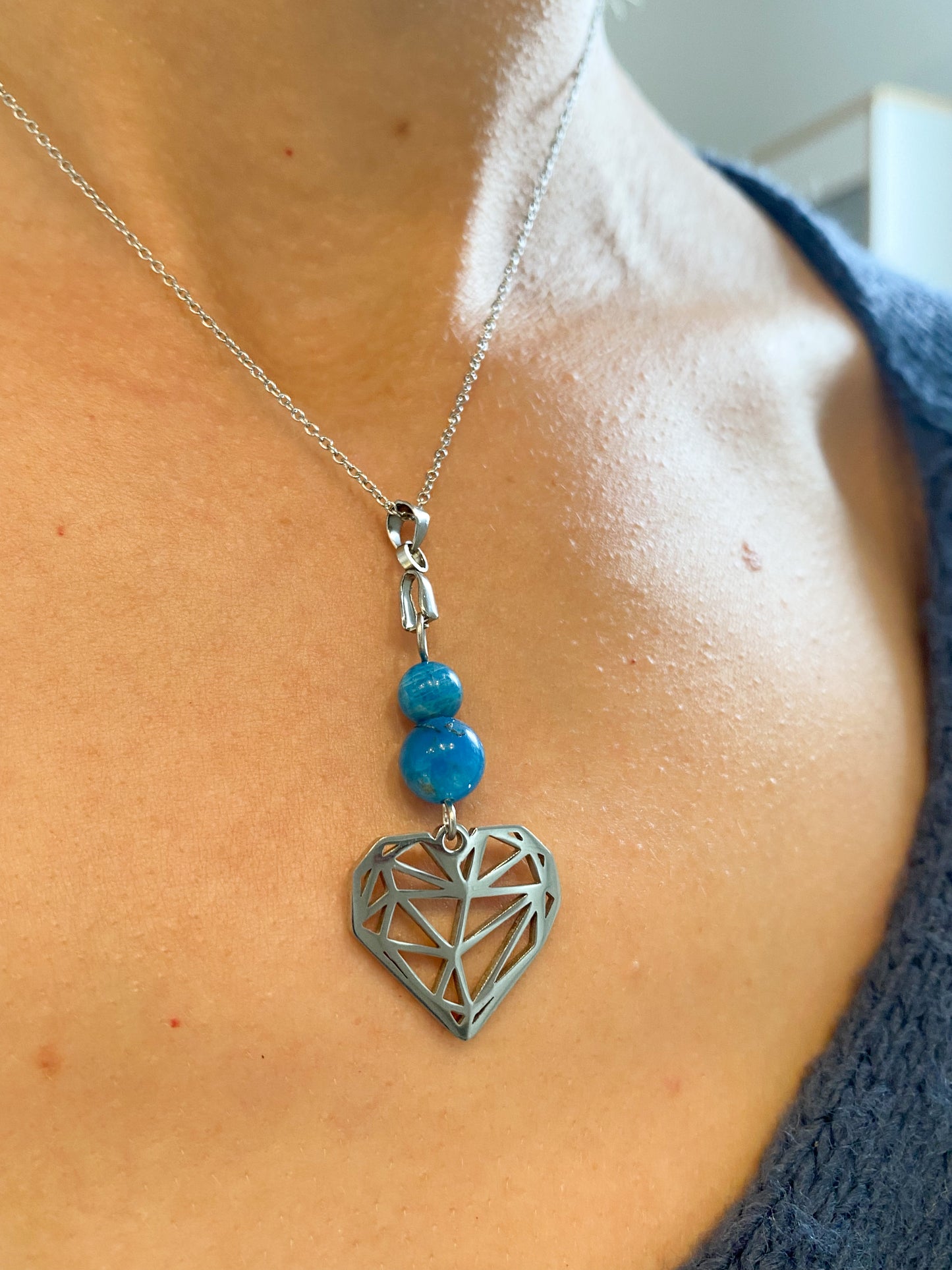 Collier en Apatite avec Pendentif Cœur : Équilibre Émotionnel et Tendresse