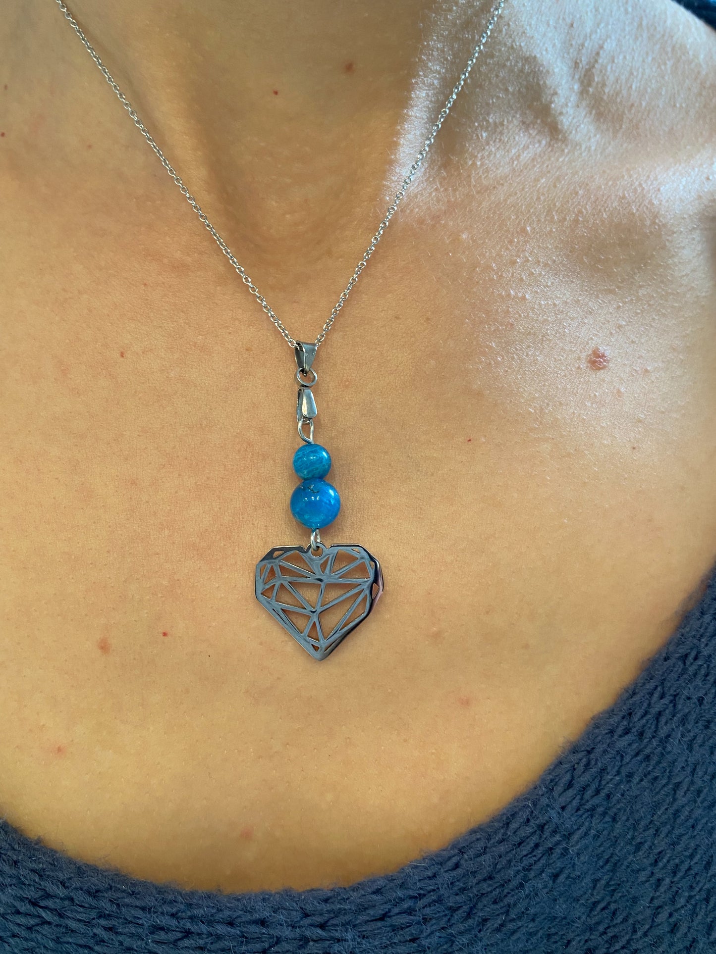 Collier en Apatite avec Pendentif Cœur : Équilibre Émotionnel et Tendresse