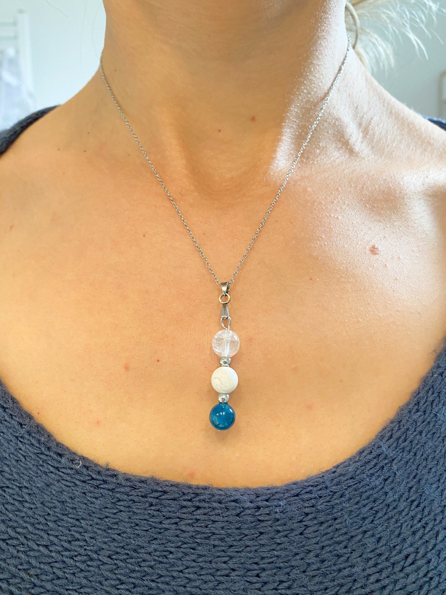 Collier Spécial Minceur : Énergie Purifiante de l'Apatite, Clarté du Cristal de Roche et Sérénité de la Howlite