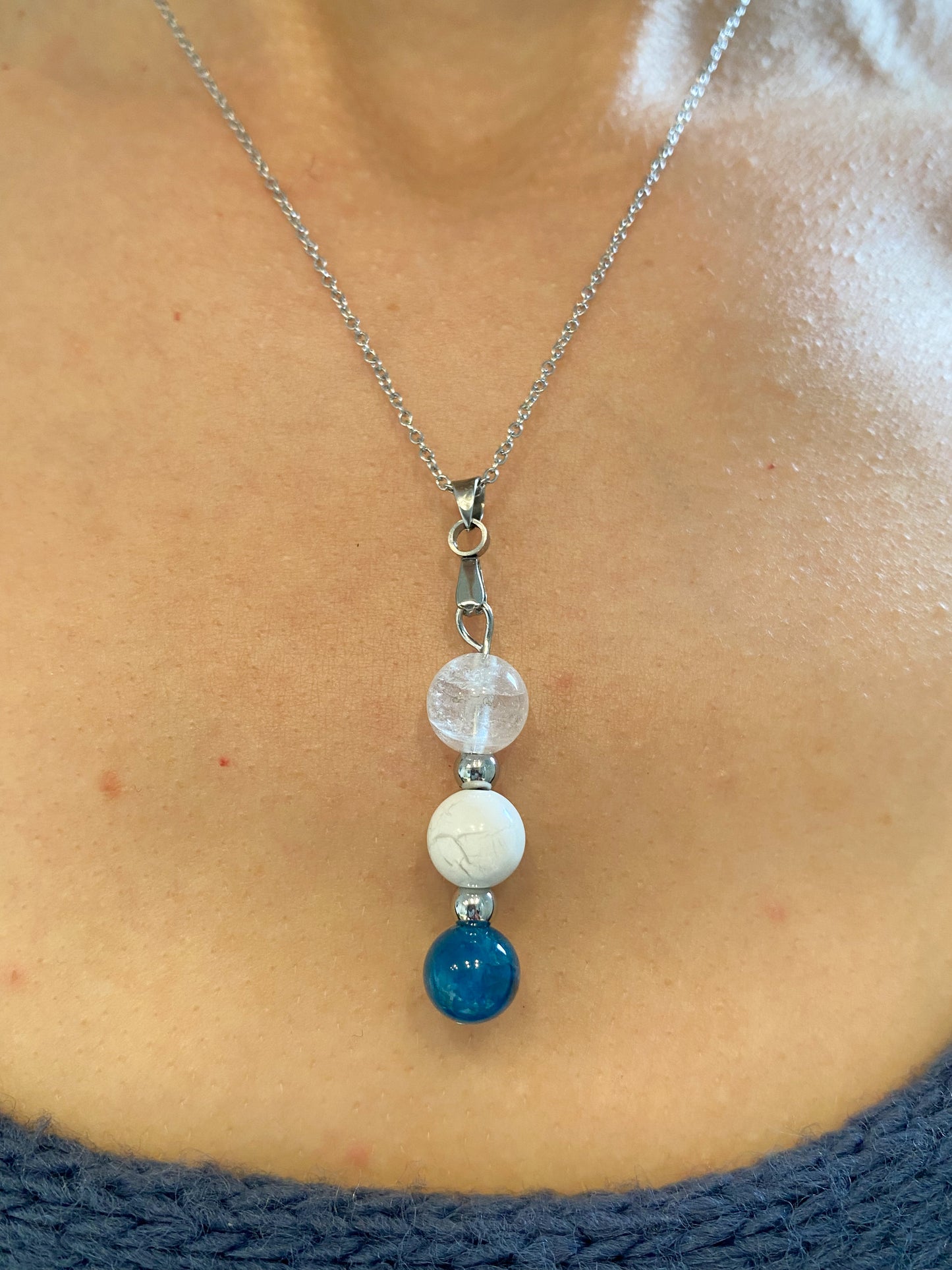 Collier Spécial Minceur : Énergie Purifiante de l'Apatite, Clarté du Cristal de Roche et Sérénité de la Howlite