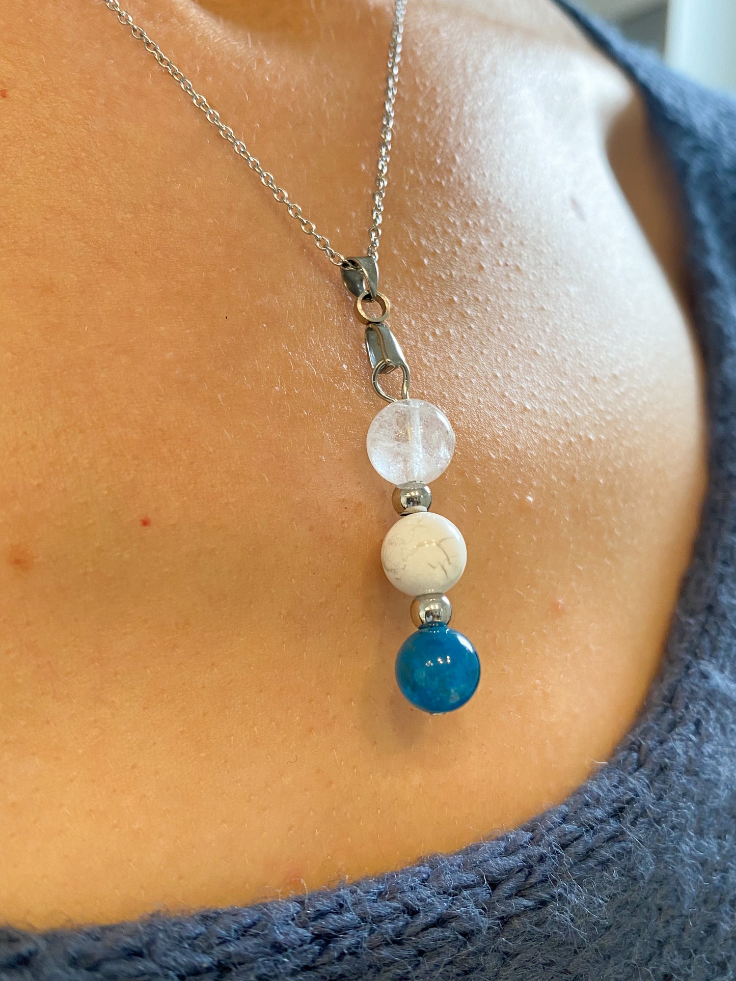 Collier Spécial Minceur : Énergie Purifiante de l'Apatite, Clarté du Cristal de Roche et Sérénité de la Howlite