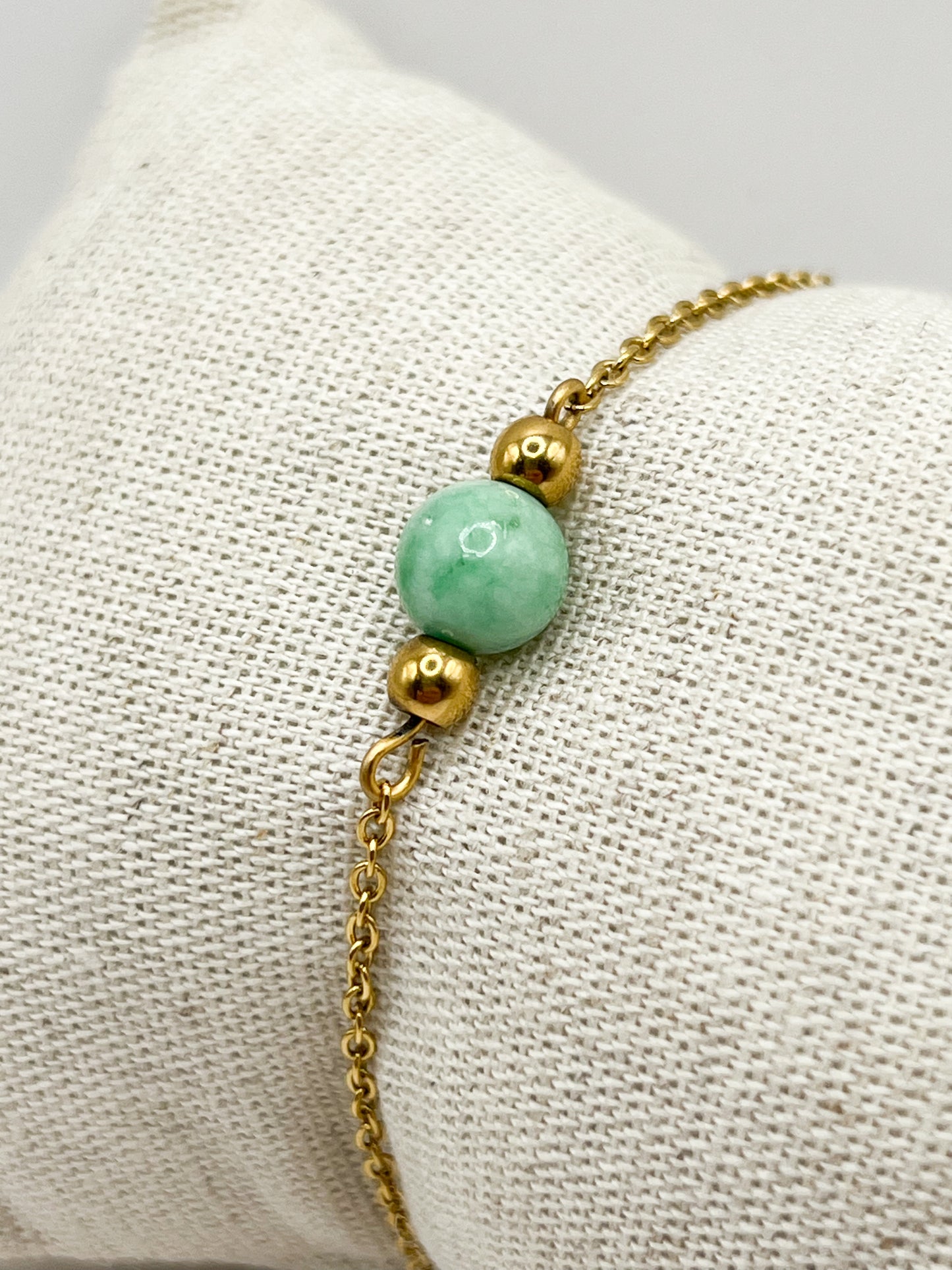 Bracelet Émeraude 8 mm : Pierre de Naissance pour Mai dans un Élégant Bracelet Doré en Acier Inoxydable