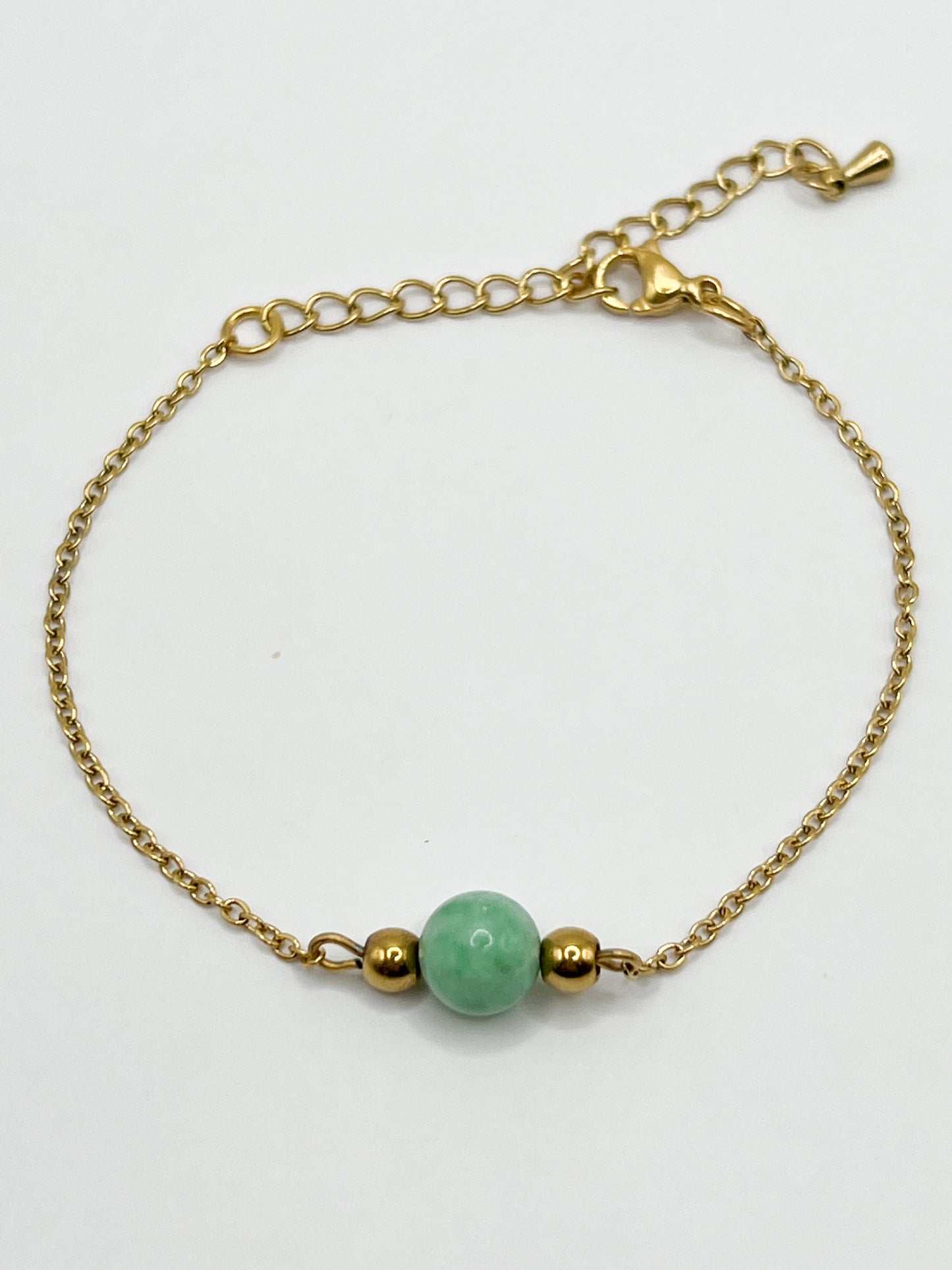 Bracelet Émeraude 8 mm : Pierre de Naissance pour Mai dans un Élégant Bracelet Doré en Acier Inoxydable