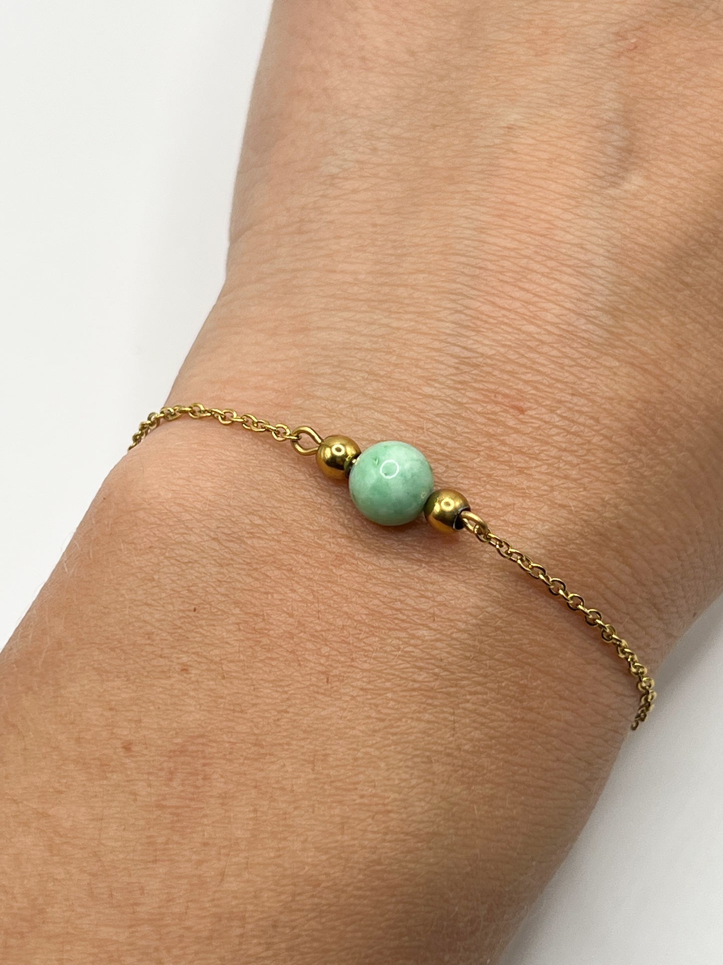 Bracelet Émeraude 8 mm : Pierre de Naissance pour Mai dans un Élégant Bracelet Doré en Acier Inoxydable