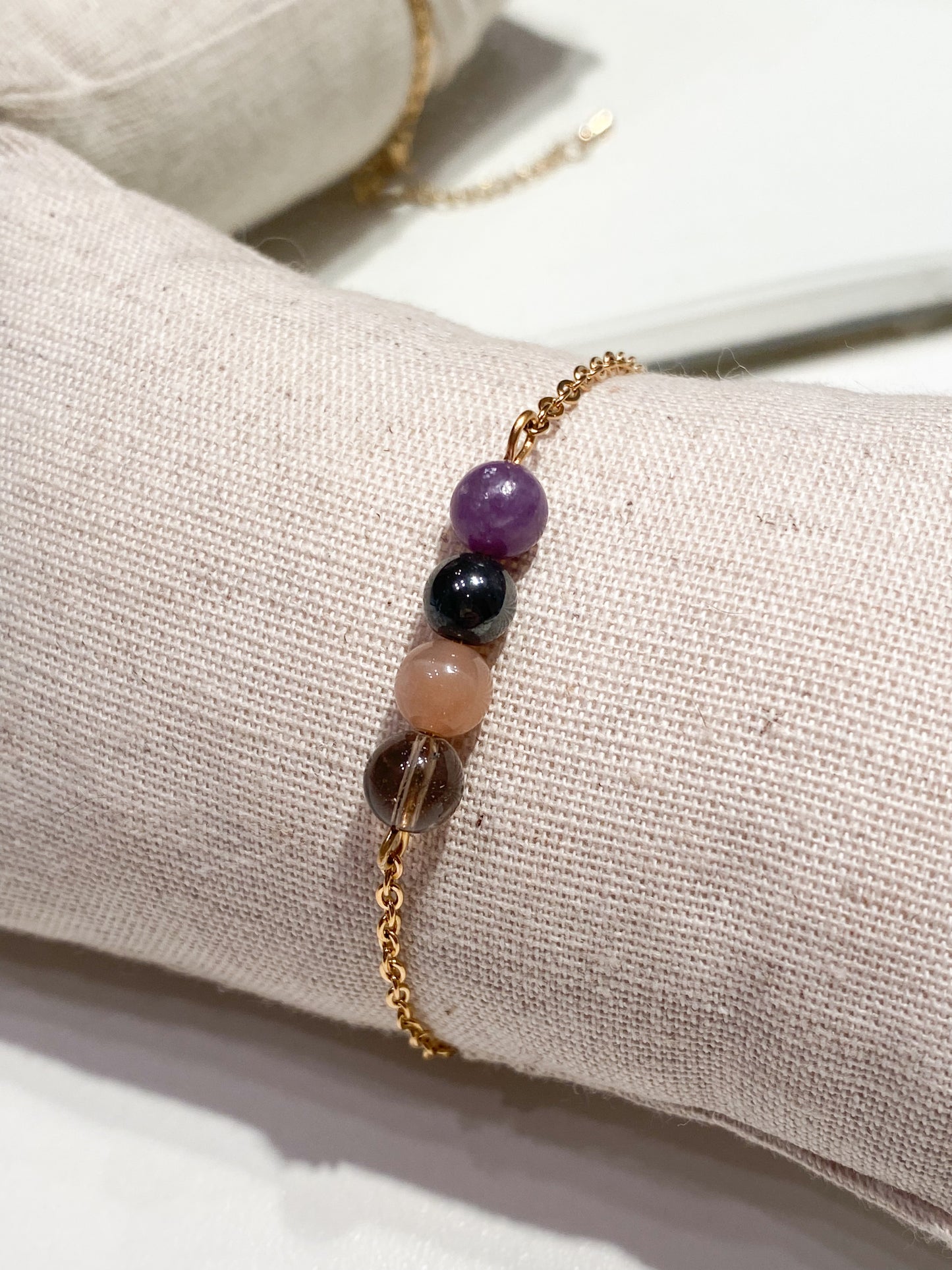 Bracelet Anti-Dépression en Acier Doré : Éclat de Pierre de Soleil, Lépidolite, Quart fumé et Hématite