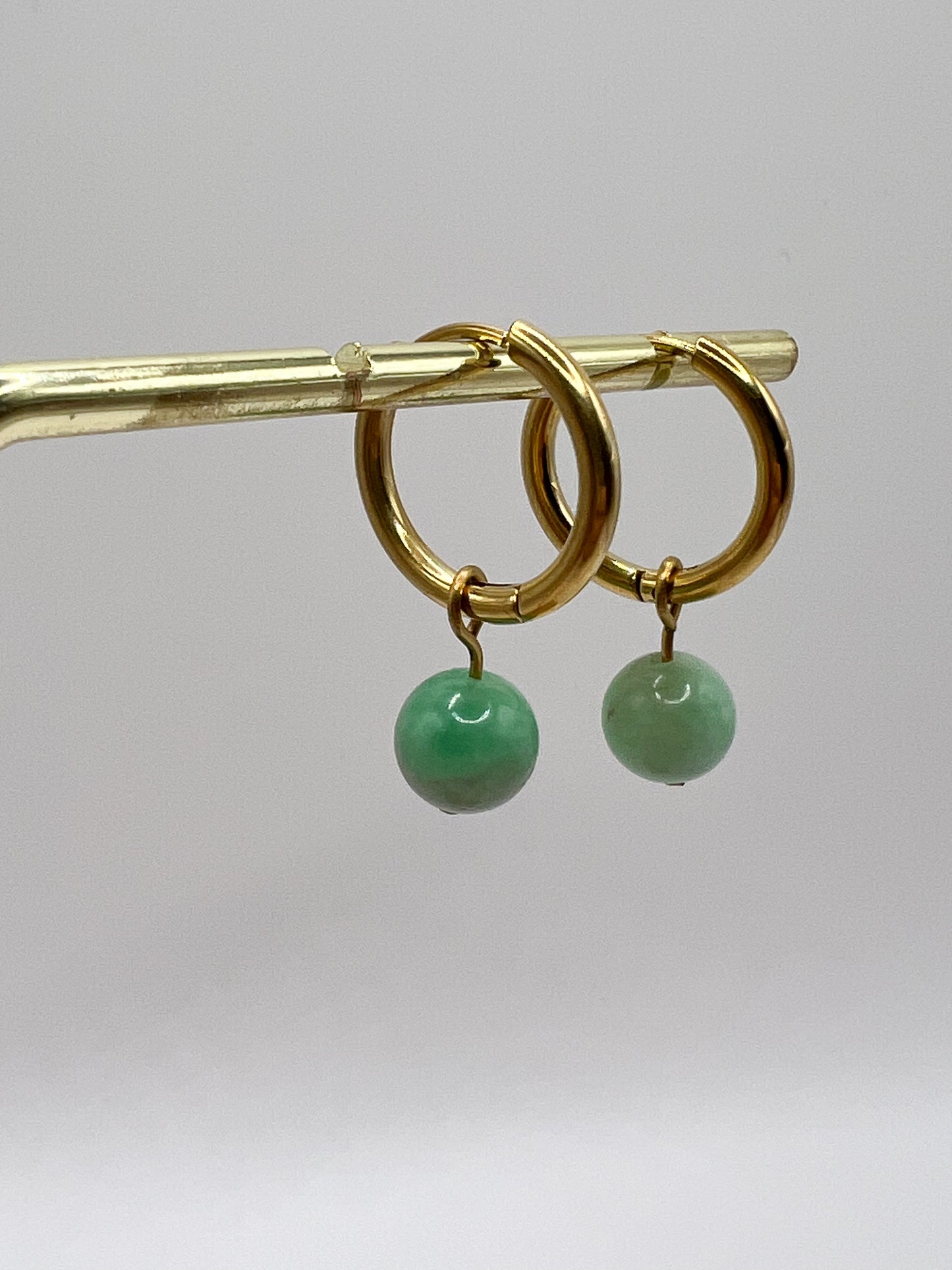 Boucles d’oreilles émeraude en acier doré – Élégance et éclat naturel