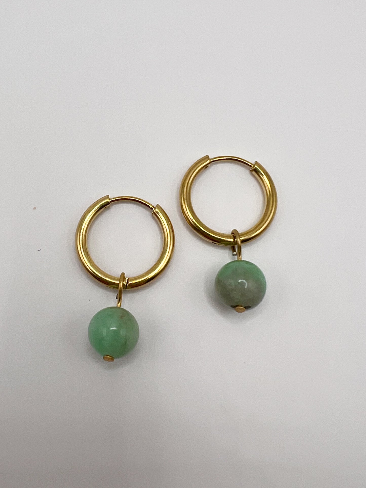 Boucles d’oreilles émeraude en acier doré – Élégance et éclat naturel