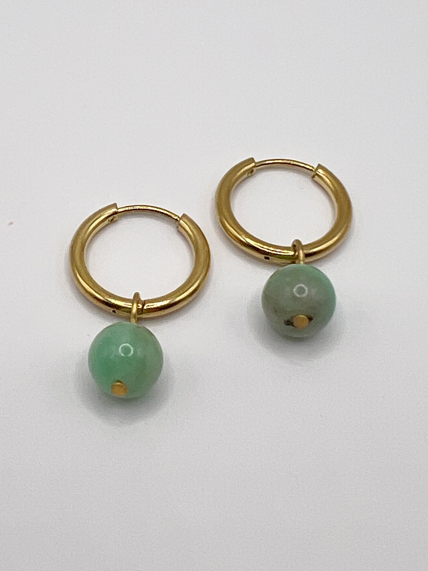 Boucles d’oreilles émeraude en acier doré – Élégance et éclat naturel