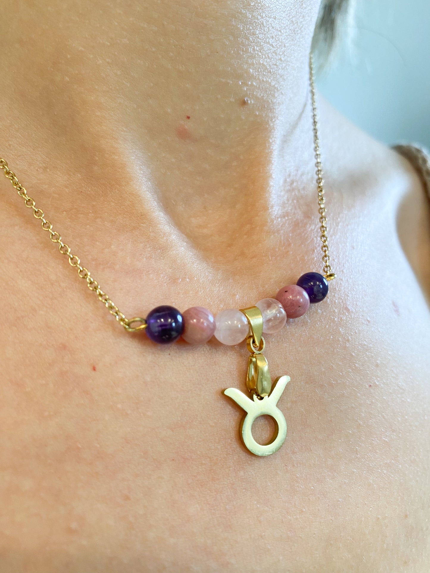 Collier Taureau en Acier Inoxydable doré : Quartz Rose, Rhodonite et Améthyste pour l'Équilibre Émotionnel